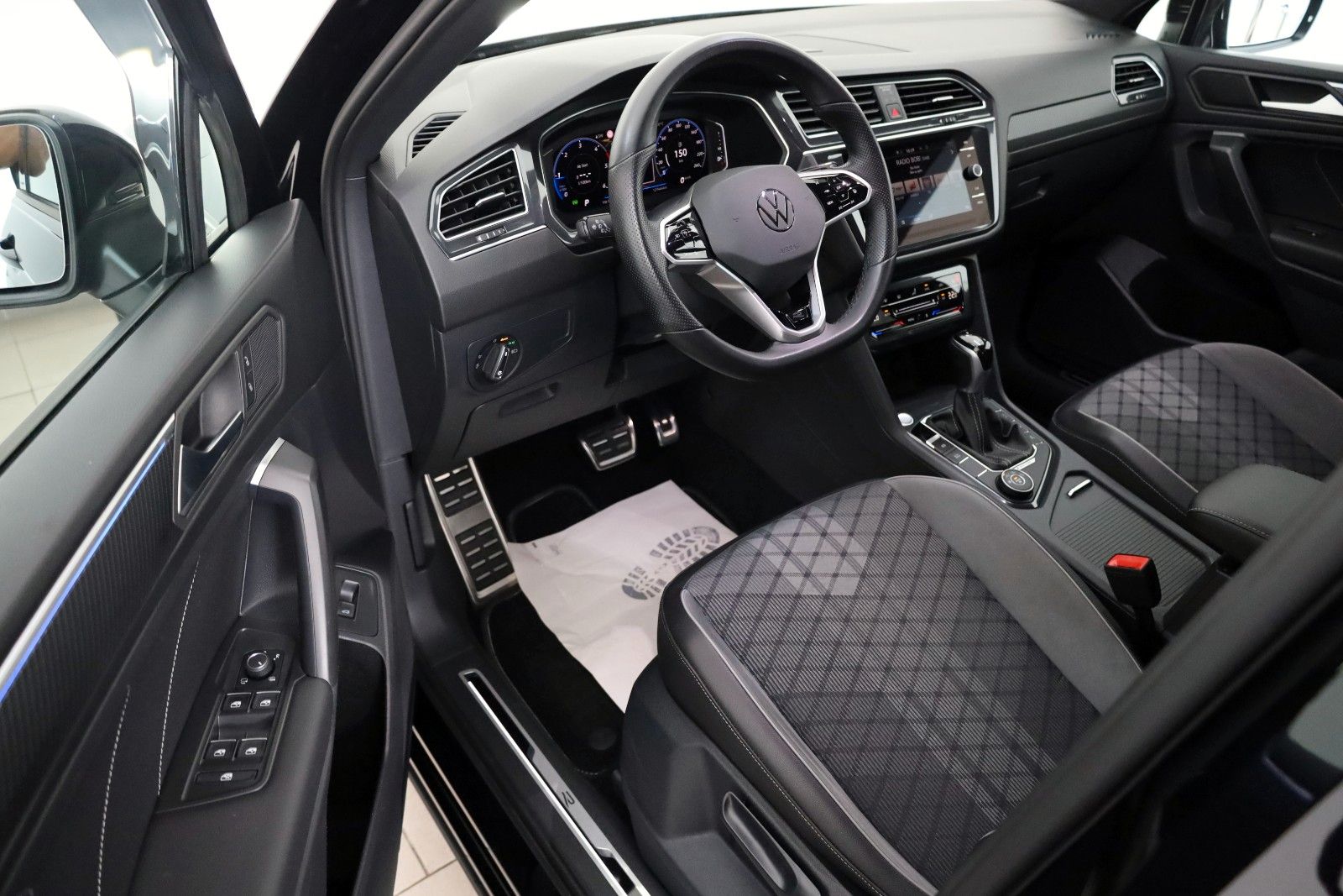 Fahrzeugabbildung Volkswagen Tiguan Allspace R-Line 4M Navi,LED,ACC,360°,AHK,