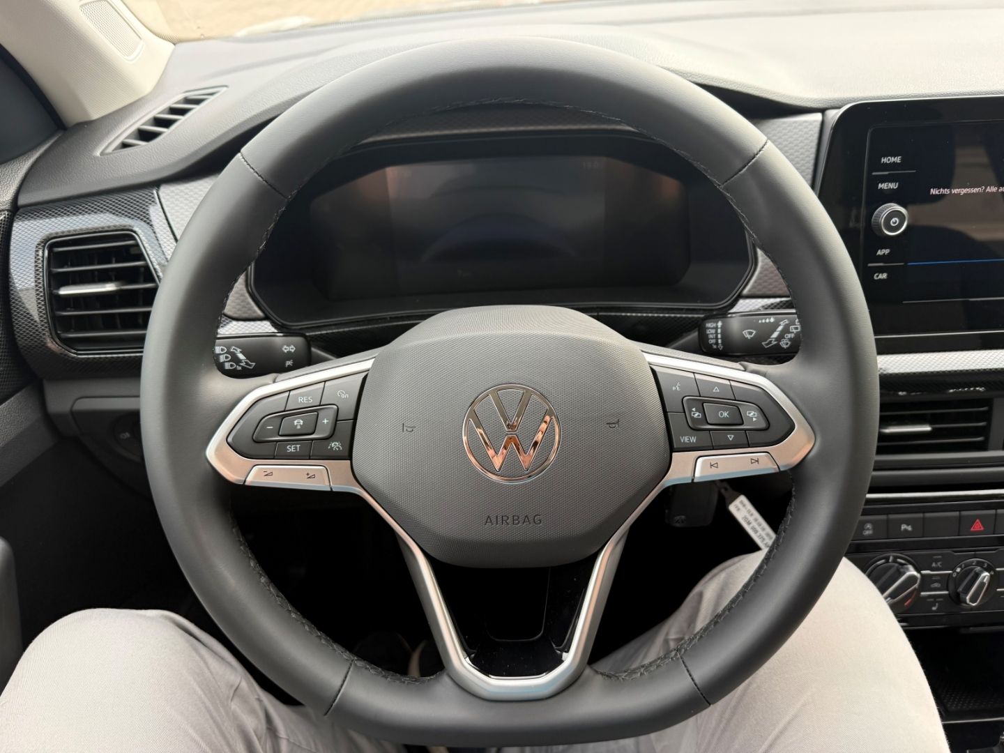 Fahrzeugabbildung Volkswagen T-Cross 1.0 TSI 70 kW Life Digitales Cockpit LED