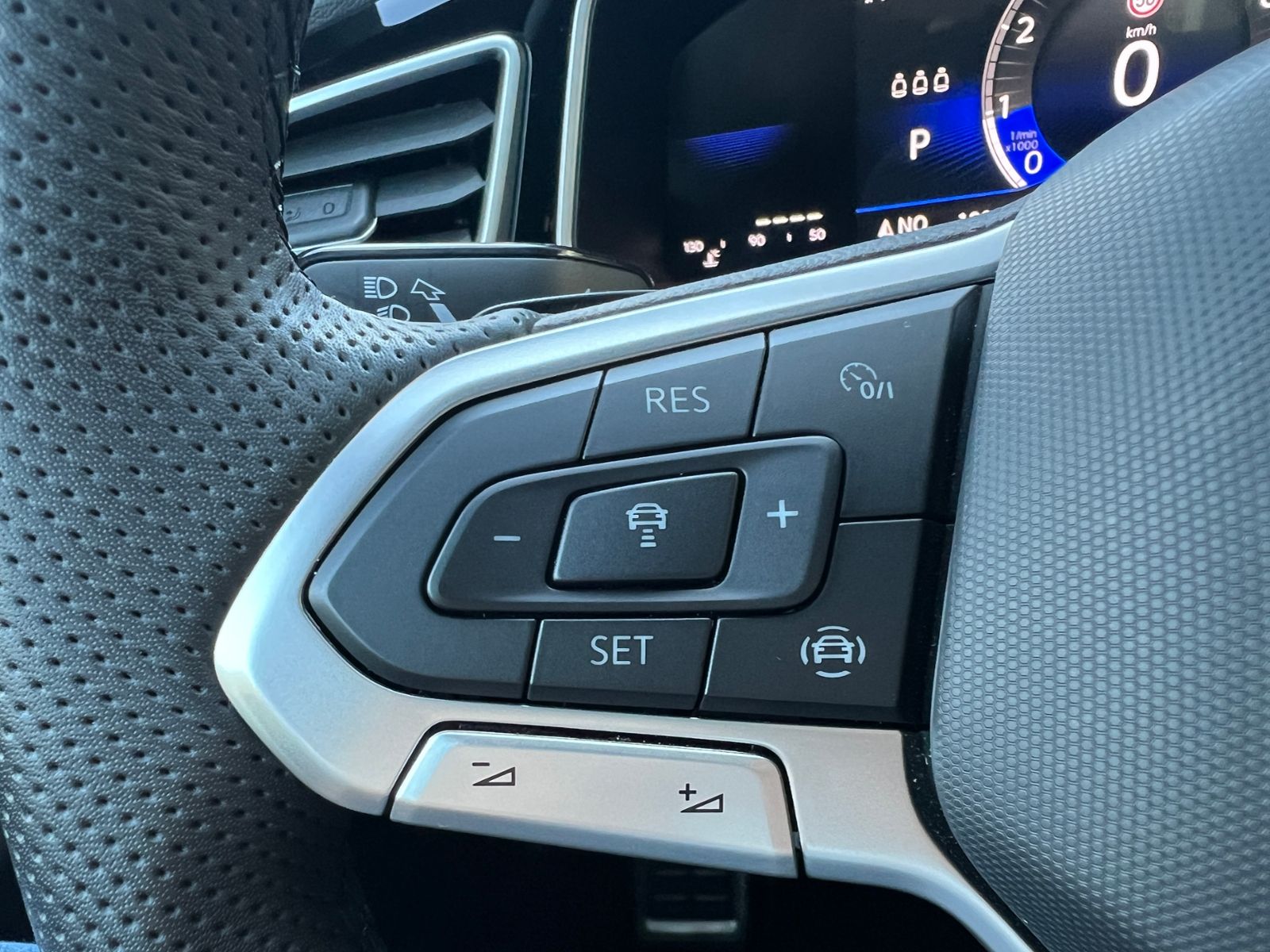 Fahrzeugabbildung Volkswagen T-Roc R-Line 1.5 TSI DSG *AHK, LED, Navi, Kamera