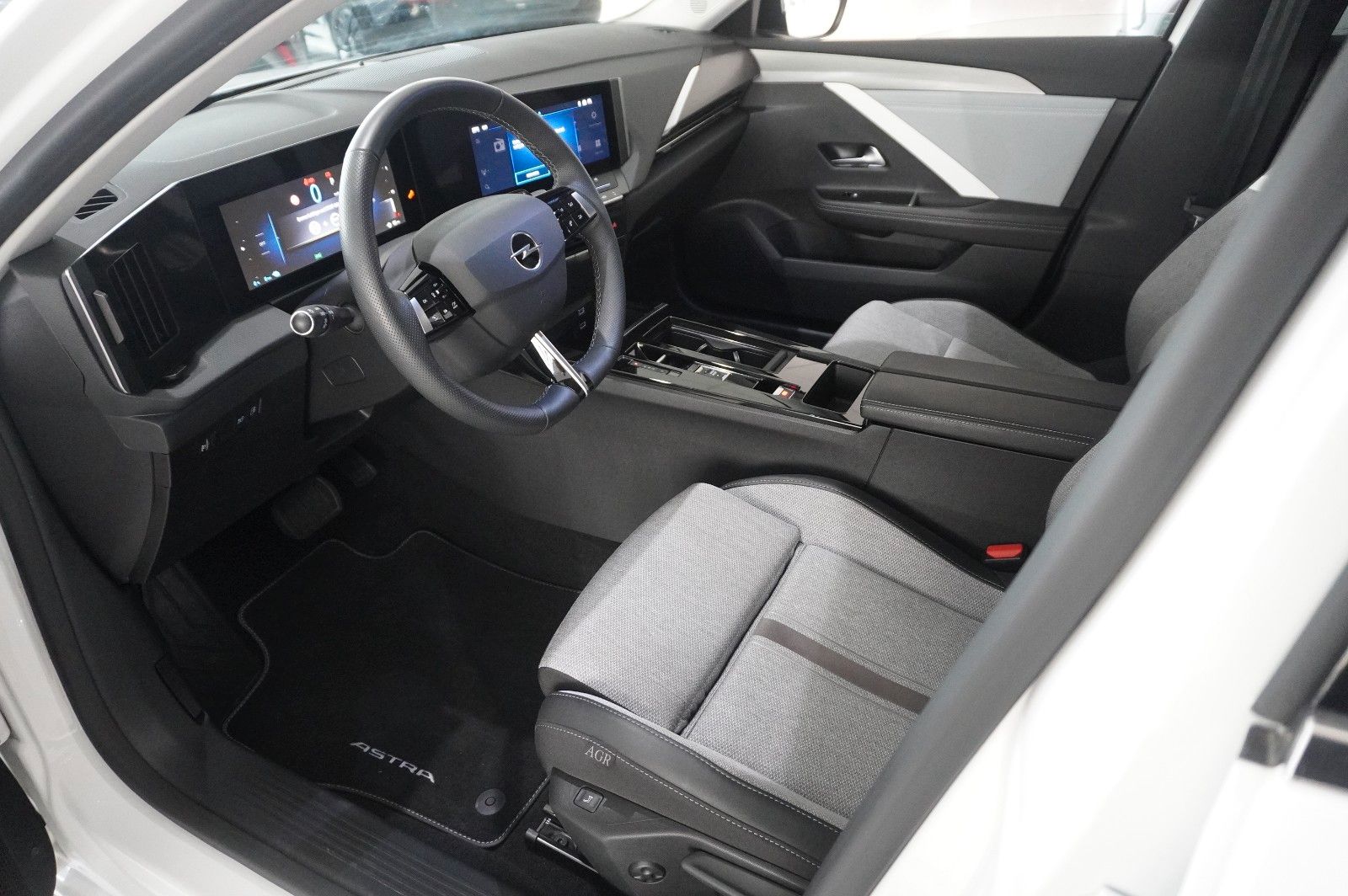 Fahrzeugabbildung Opel Astra L Lim. 1.6 HYBRID ELEGANCE NAVI/LED/KAMERA