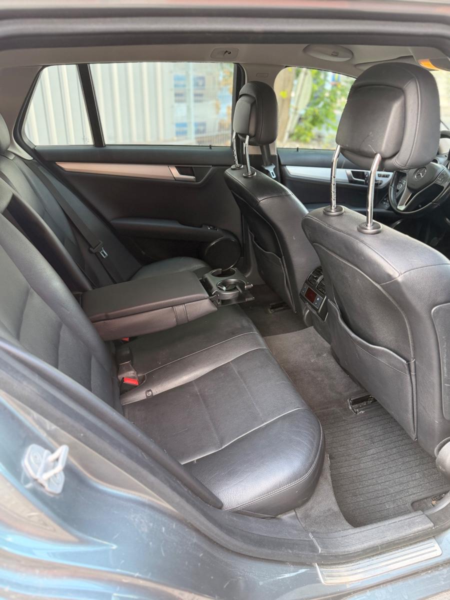 Mercedes-Benz C350 2011 — photo 11