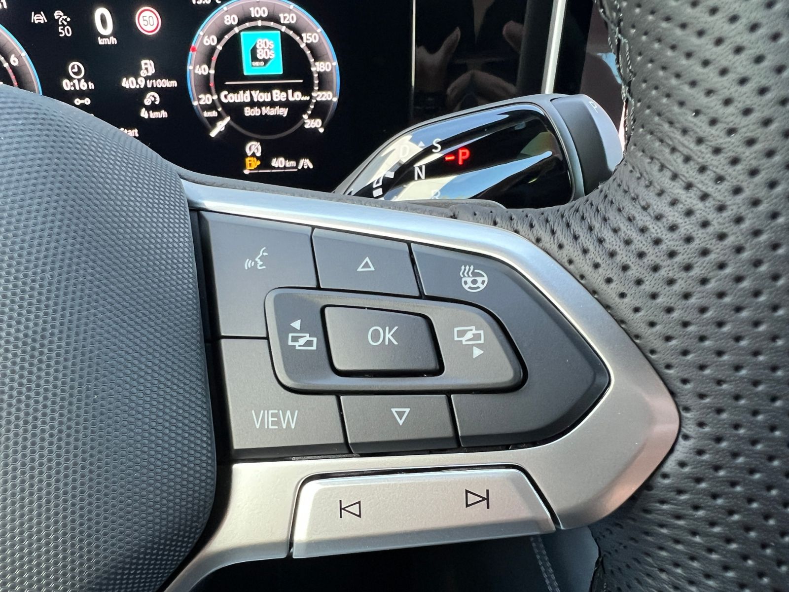Fahrzeugabbildung Volkswagen Tiguan R-Line 1.5 eTSI DSG *AHK, IQ.Light, ACC,