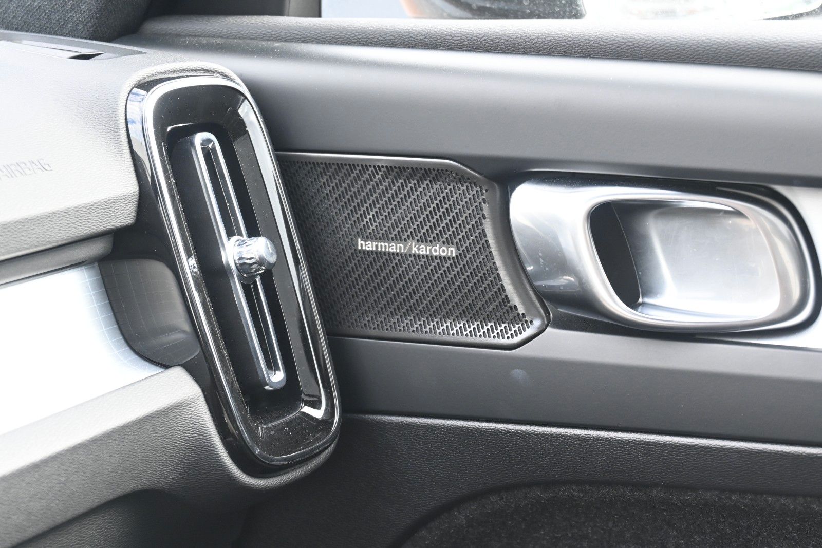 Fahrzeugabbildung Volvo XC40 B4 DKG Plus Black Edition*FSHZG*360°*ACC
