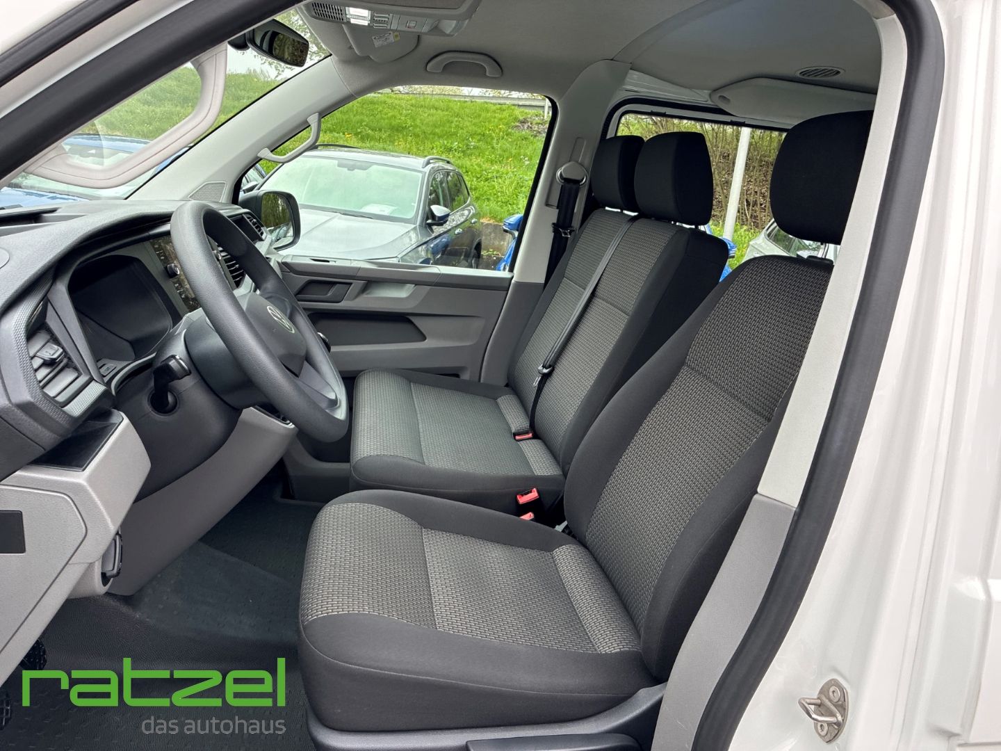 Fahrzeugabbildung Volkswagen T6.1 Kombi 2.0 TDI 9-Sitzer KR AHK Navi DAB Appl
