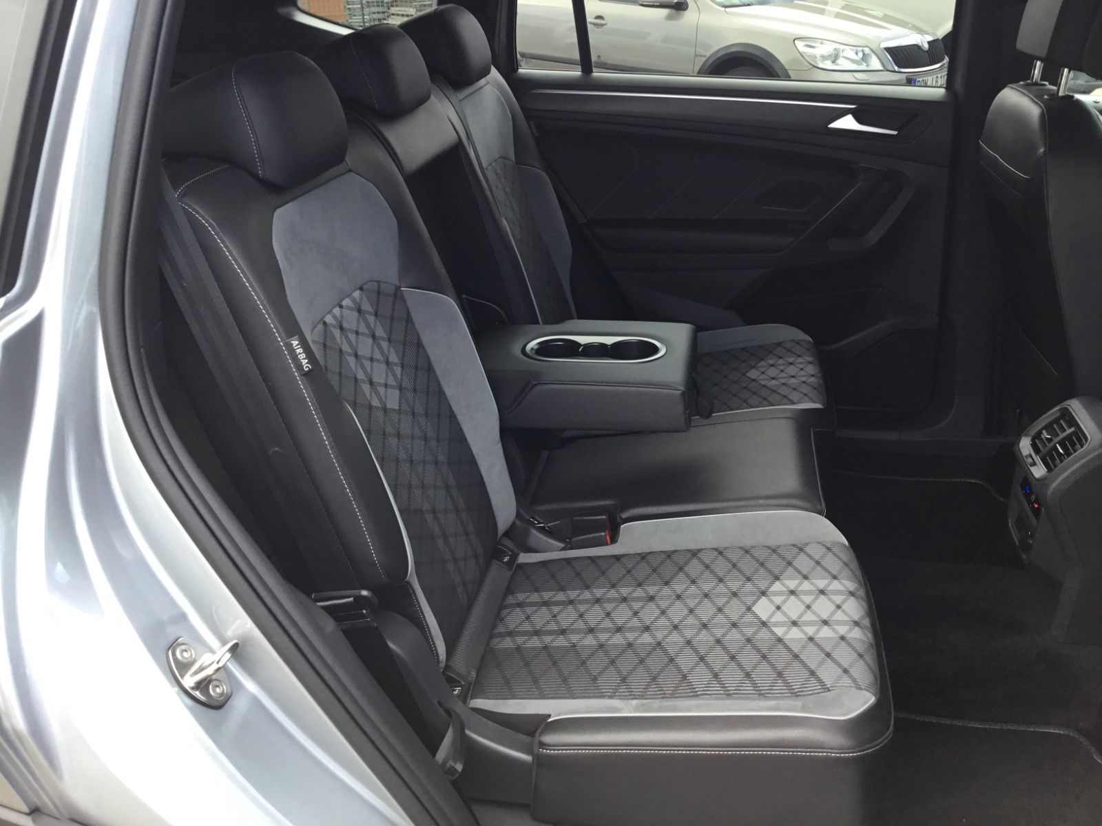 Fahrzeugabbildung Volkswagen Tiguan Allspace 2.0TDI DSG 4M R-Line+Standheizun