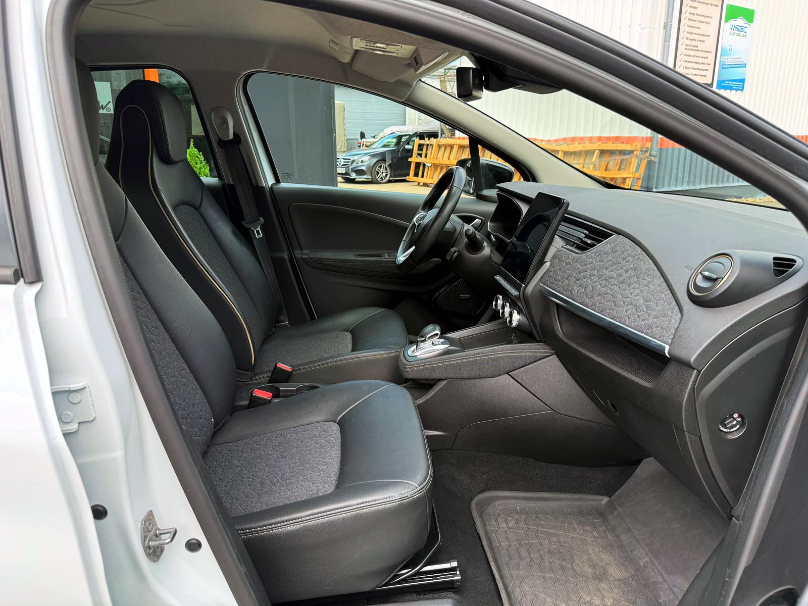 Fahrzeugabbildung Renault ZOE R135 Iconic 52kWh KAM NAV BOSE SHZ PDC LED