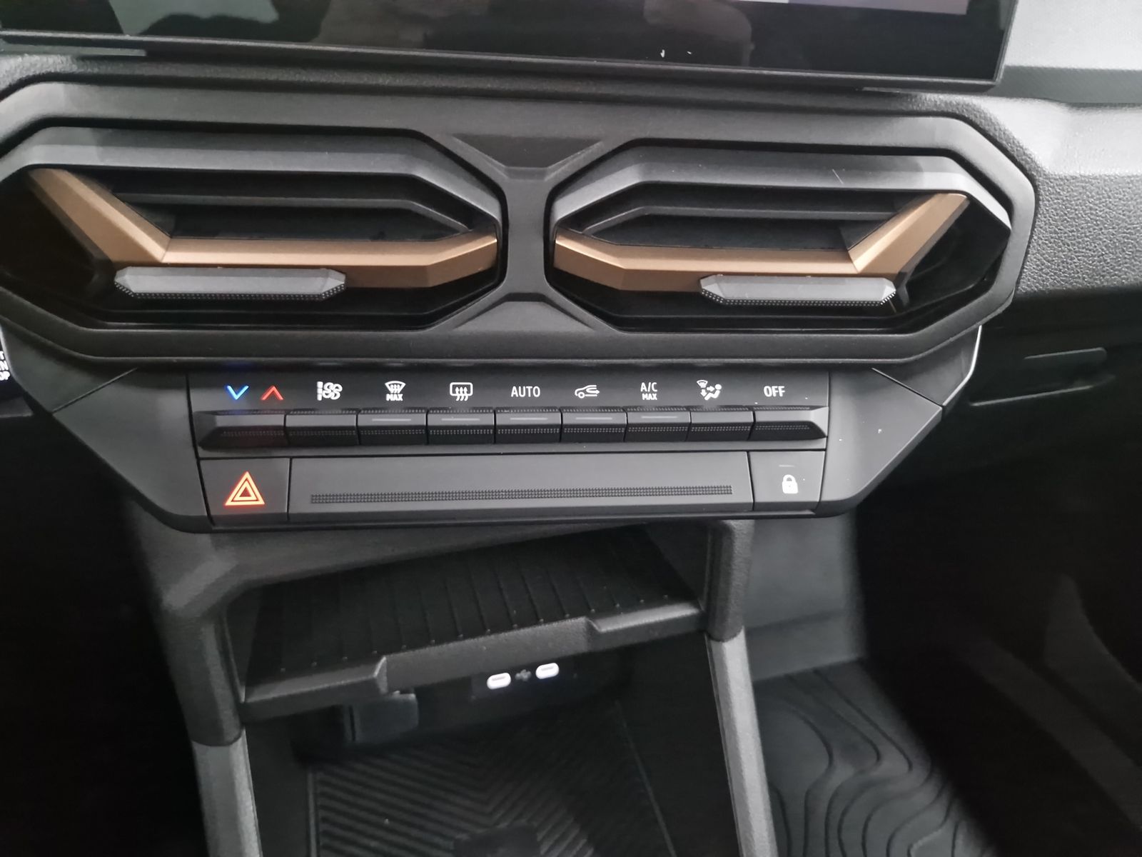 DACIA Duster Extreme Hybrid 155 Winterpaket – Bild 18
