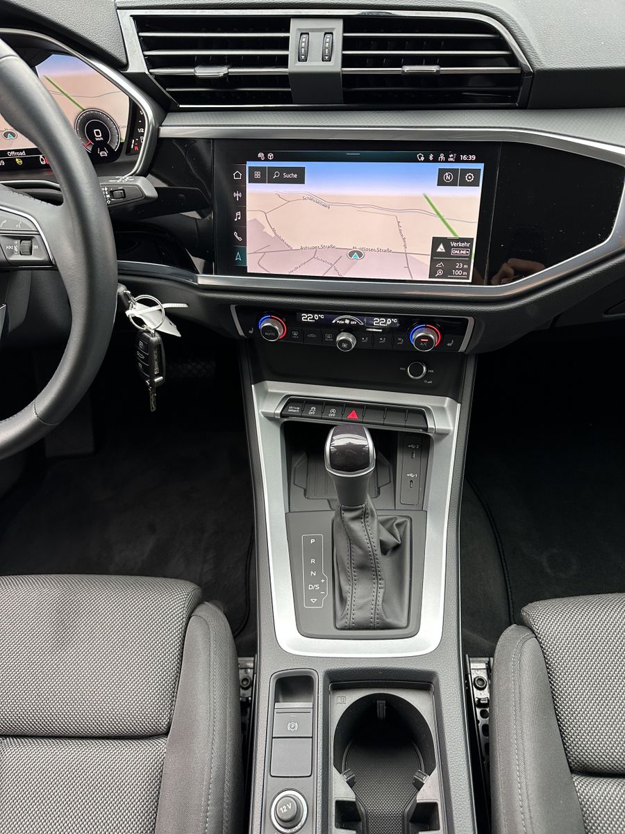 Fahrzeugabbildung Audi Q3 SpB 35 TFSI NAV+LED+ACC+V-COCKPIT+19ZOLL+SHZ