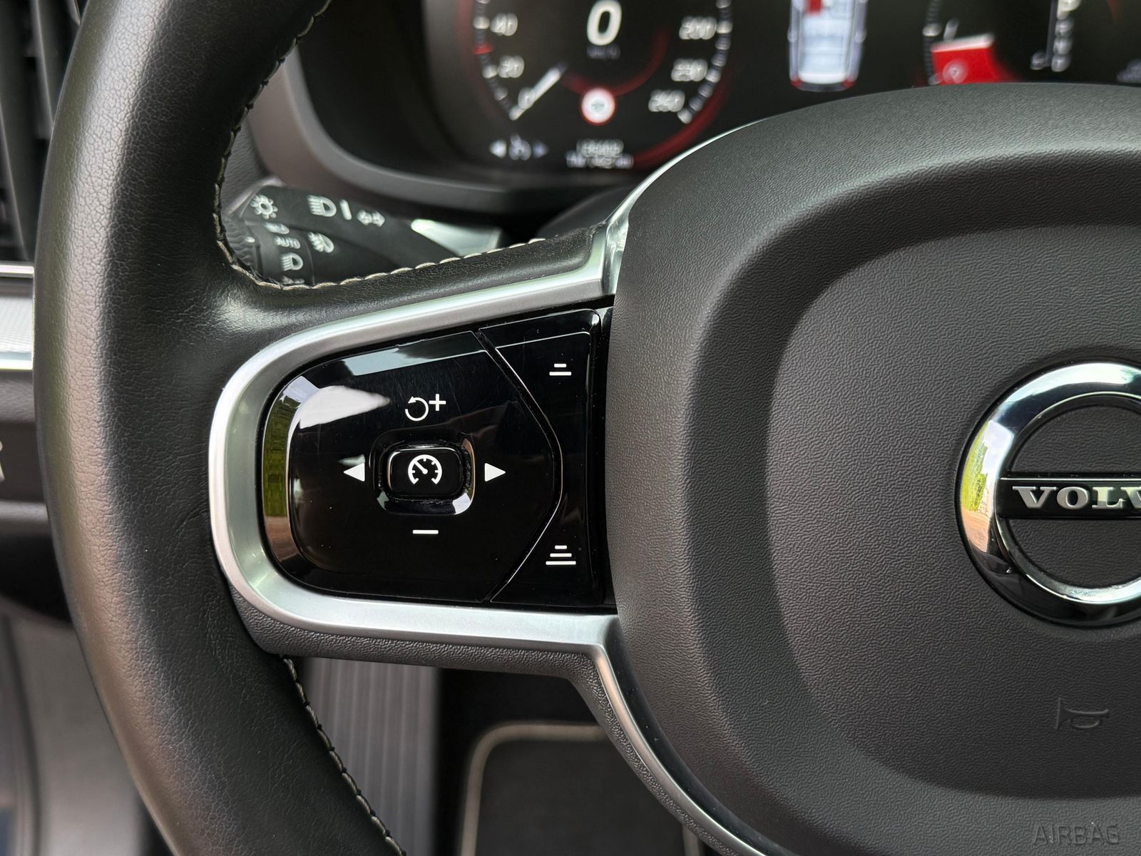 Fahrzeugabbildung Volvo V60 D4 Aut. R Design LED+NAV+AHK+SHZ+PANO+360°+