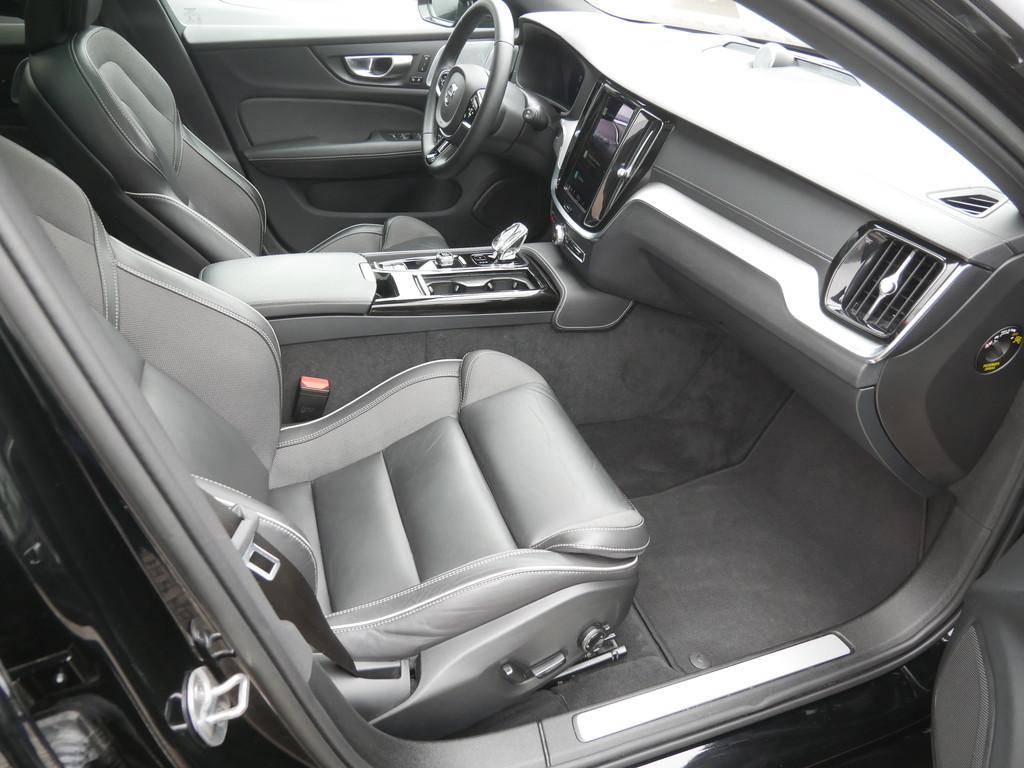 Volvo V60 T8 Ultimate Dark Recharge Plug-In Hybrid AWD