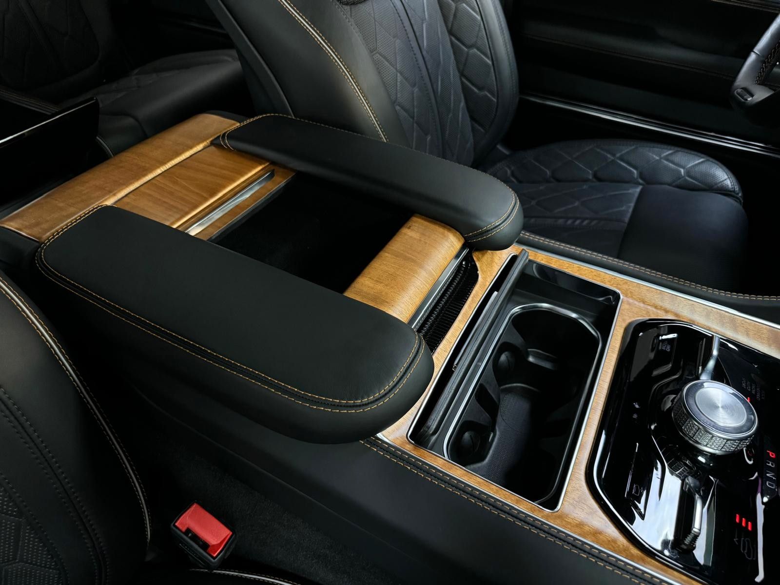 Fahrzeugabbildung Jeep GRAND WAGONEER SER. III BLACK LINE-24"6.4L V-8 .