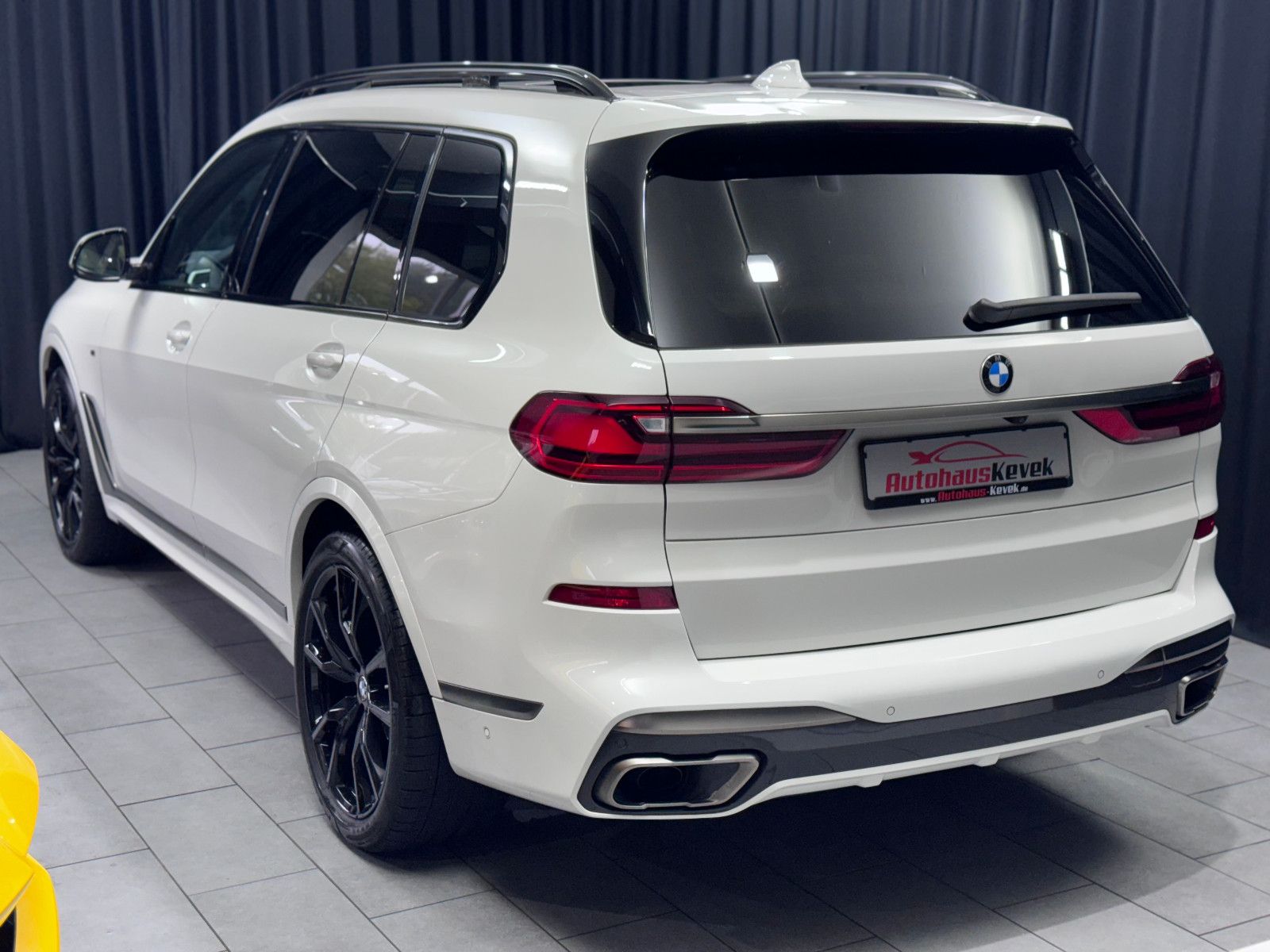 Fahrzeugabbildung BMW X7 M50d*INDIVIDUAL*7-SITZER*360 KAMERA*1.HAND*