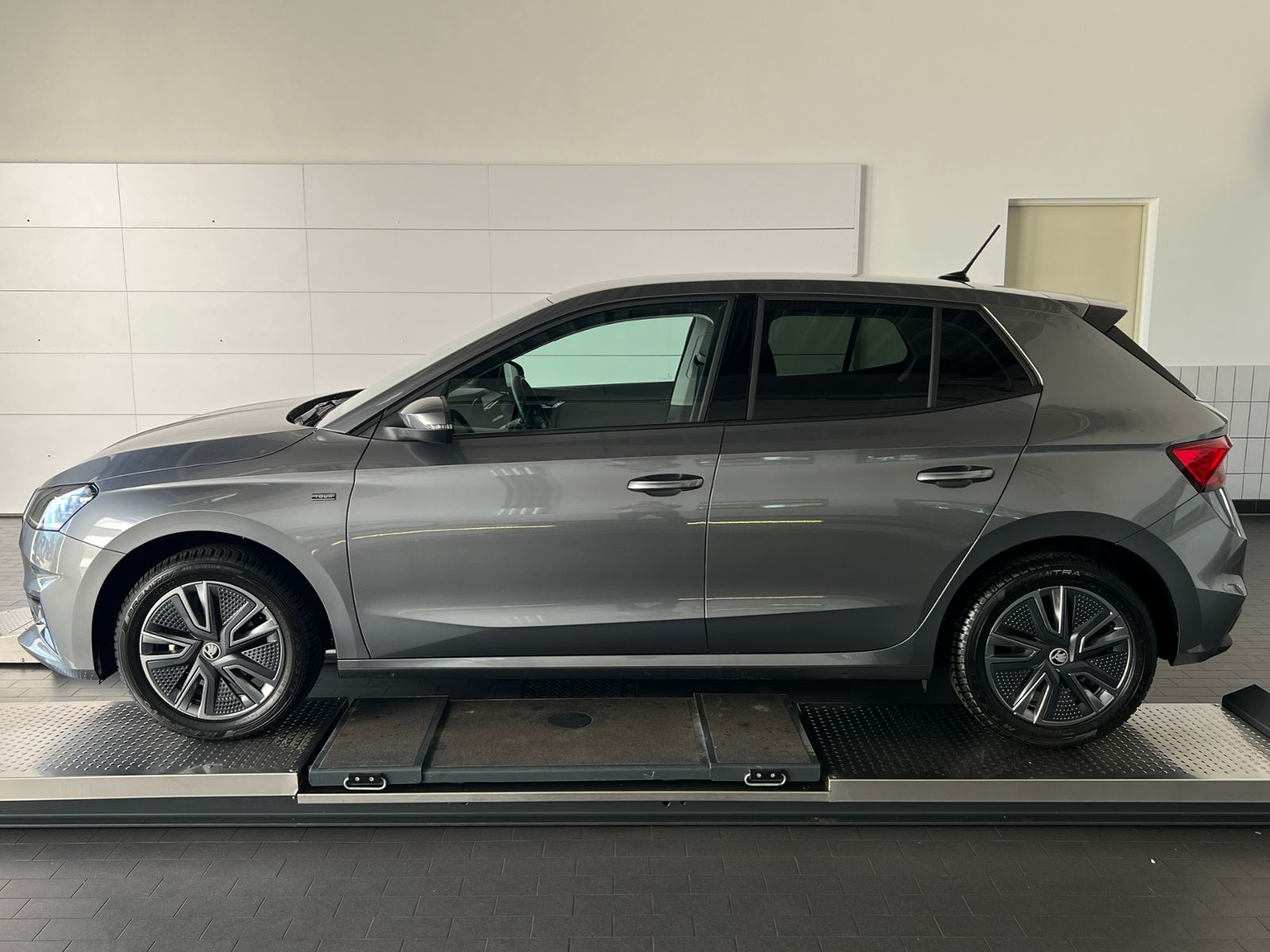 Fahrzeugabbildung SKODA Fabia Selection Tour 1.0 TSI *Vorb. AHK, LED, Ka