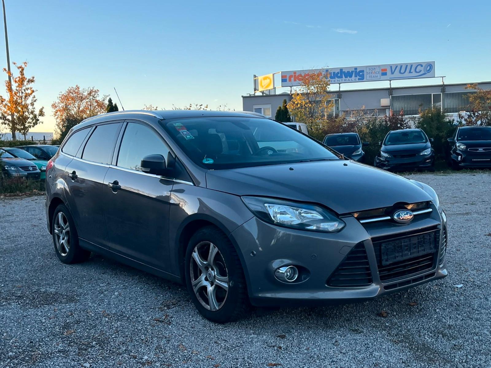 Ford Focus 2013 — interior