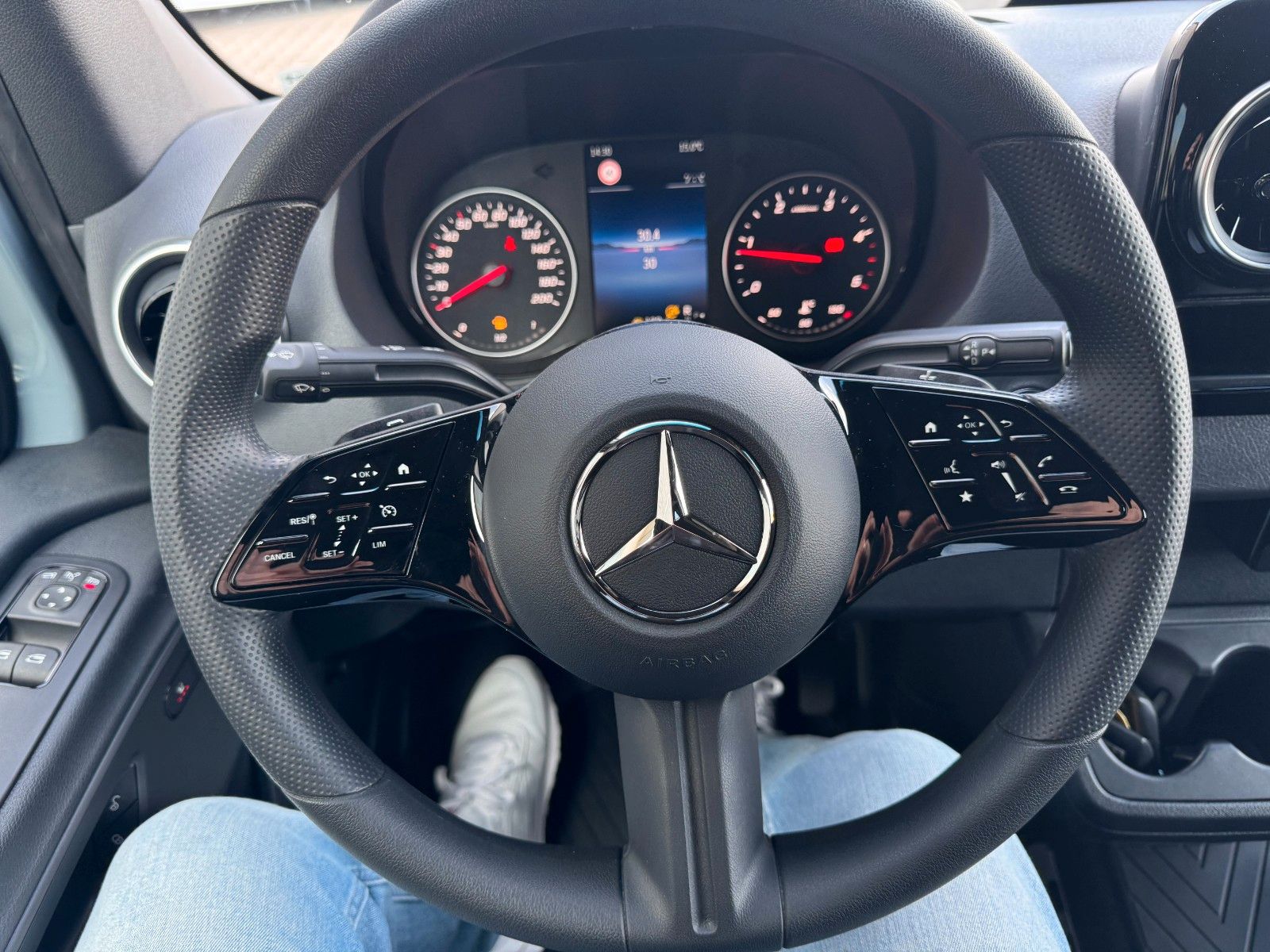 Fahrzeugabbildung Mercedes-Benz Sprinter 317 CDI DoKa/Mixto 9G Klima Kamera AHK