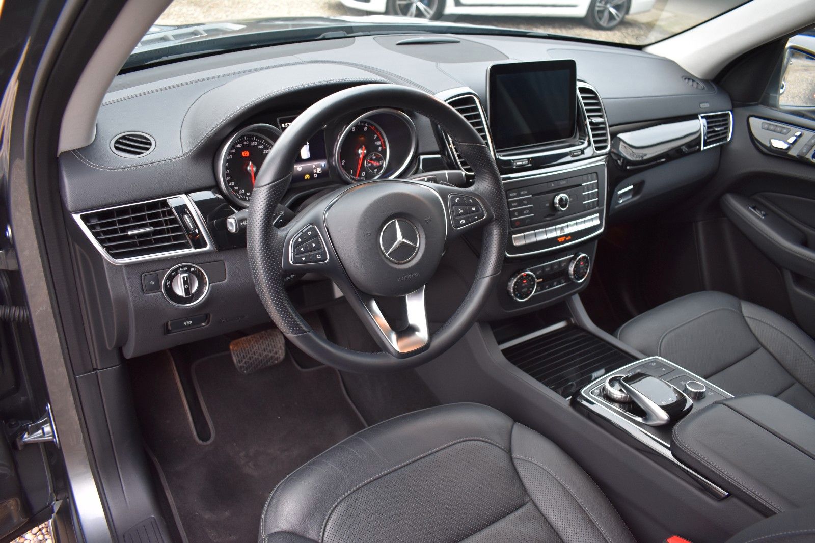 Fahrzeugabbildung Mercedes-Benz GLE 400 4Matic Distronic AHK 21* Keyless-go