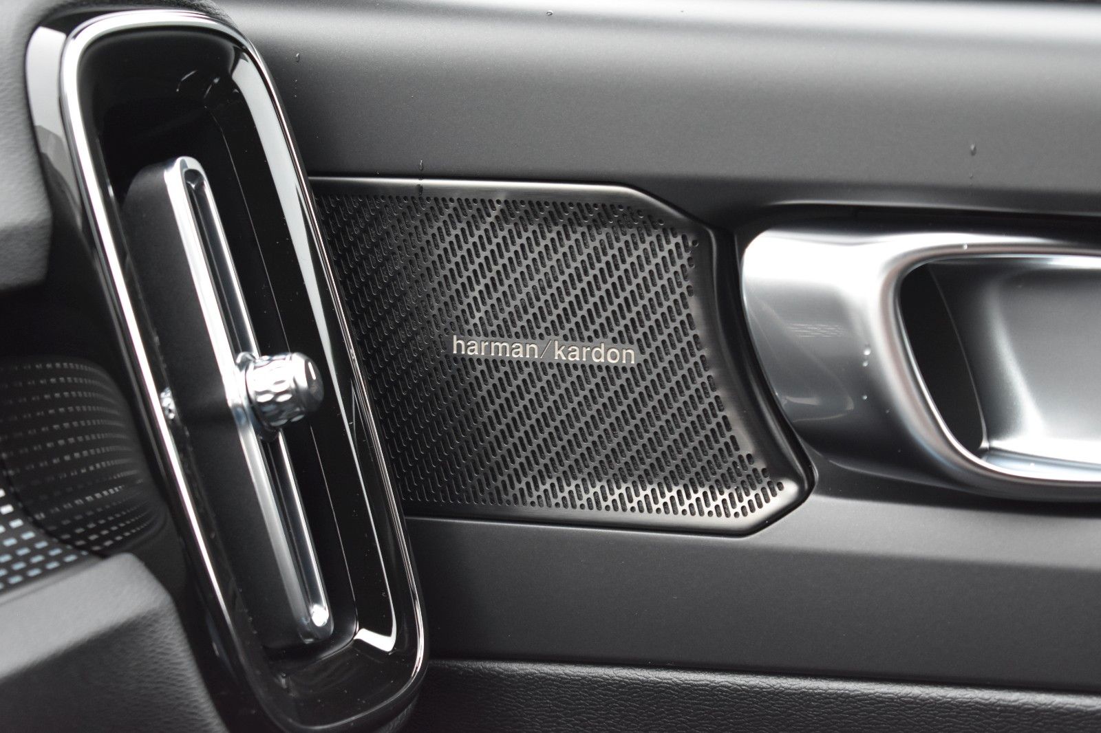 Fahrzeugabbildung Volvo XC40 B4 Autom. R-Design*H&K*RFK*ACC*AHK