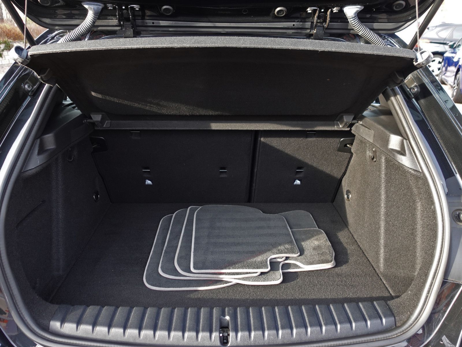 Fahrzeugabbildung BMW 118i Sport Line Navi CarPlay LED-Pkt.