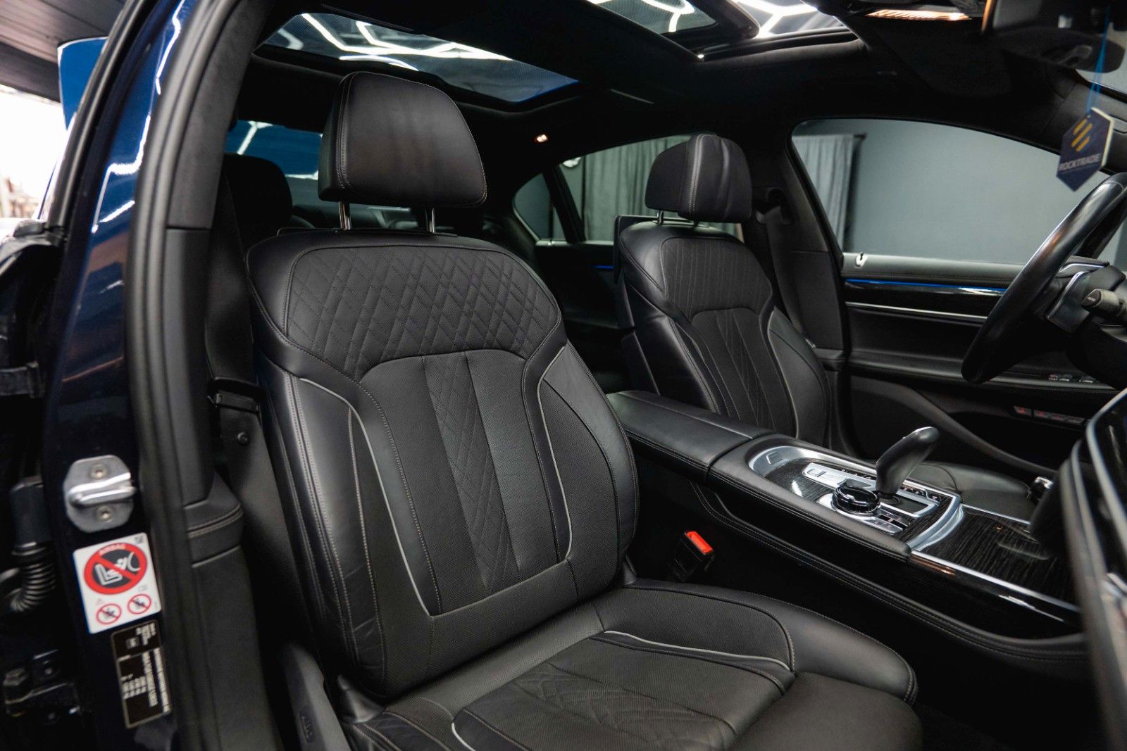 Fahrzeugabbildung BMW 730d L xDrive M Sport Shadow | 100% Option | 19%