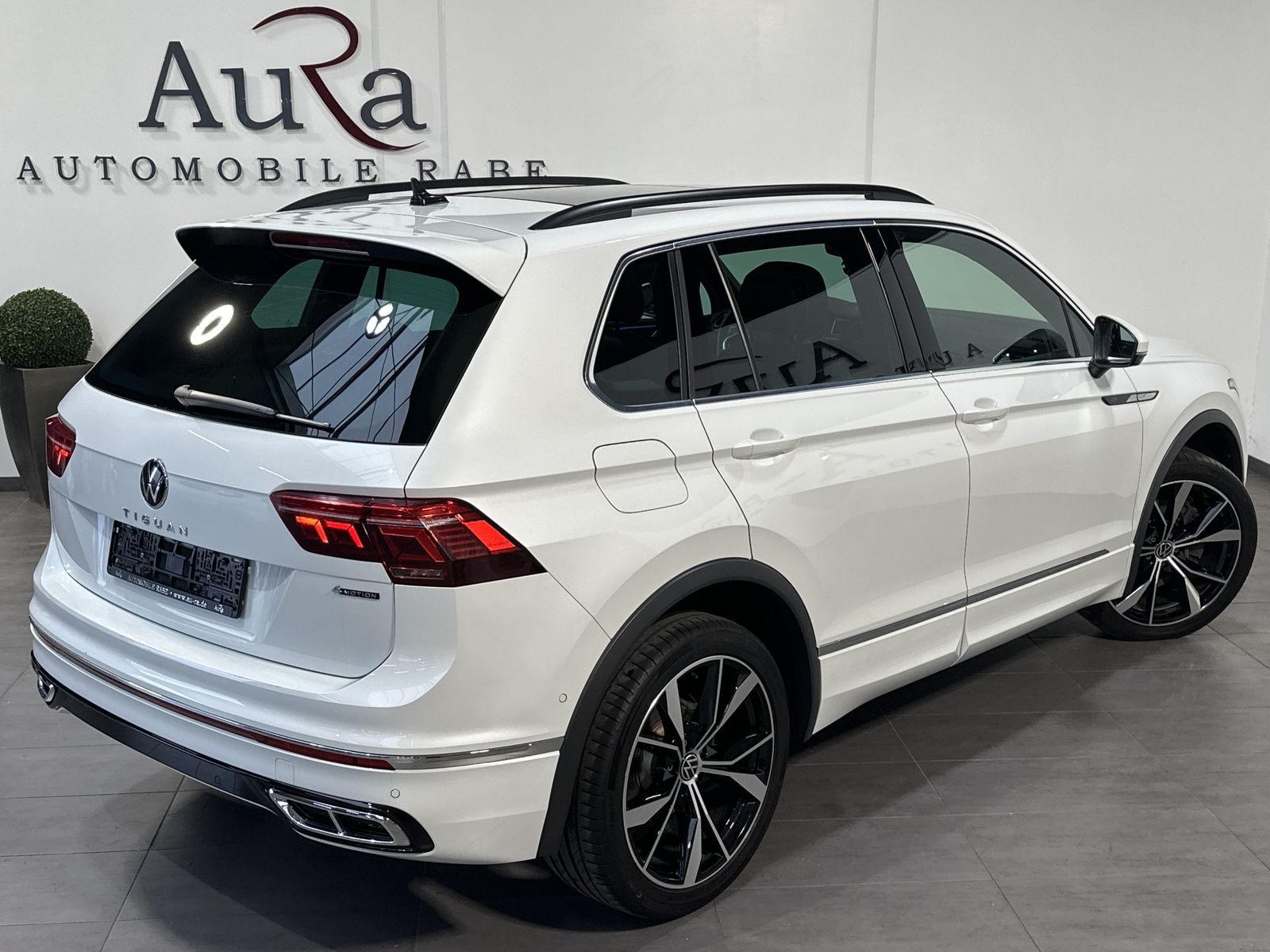 Fahrzeugabbildung Volkswagen Tiguan R-Line 4M NAV+IQ-LIGHT+PANO+20ZO+360°+ACC