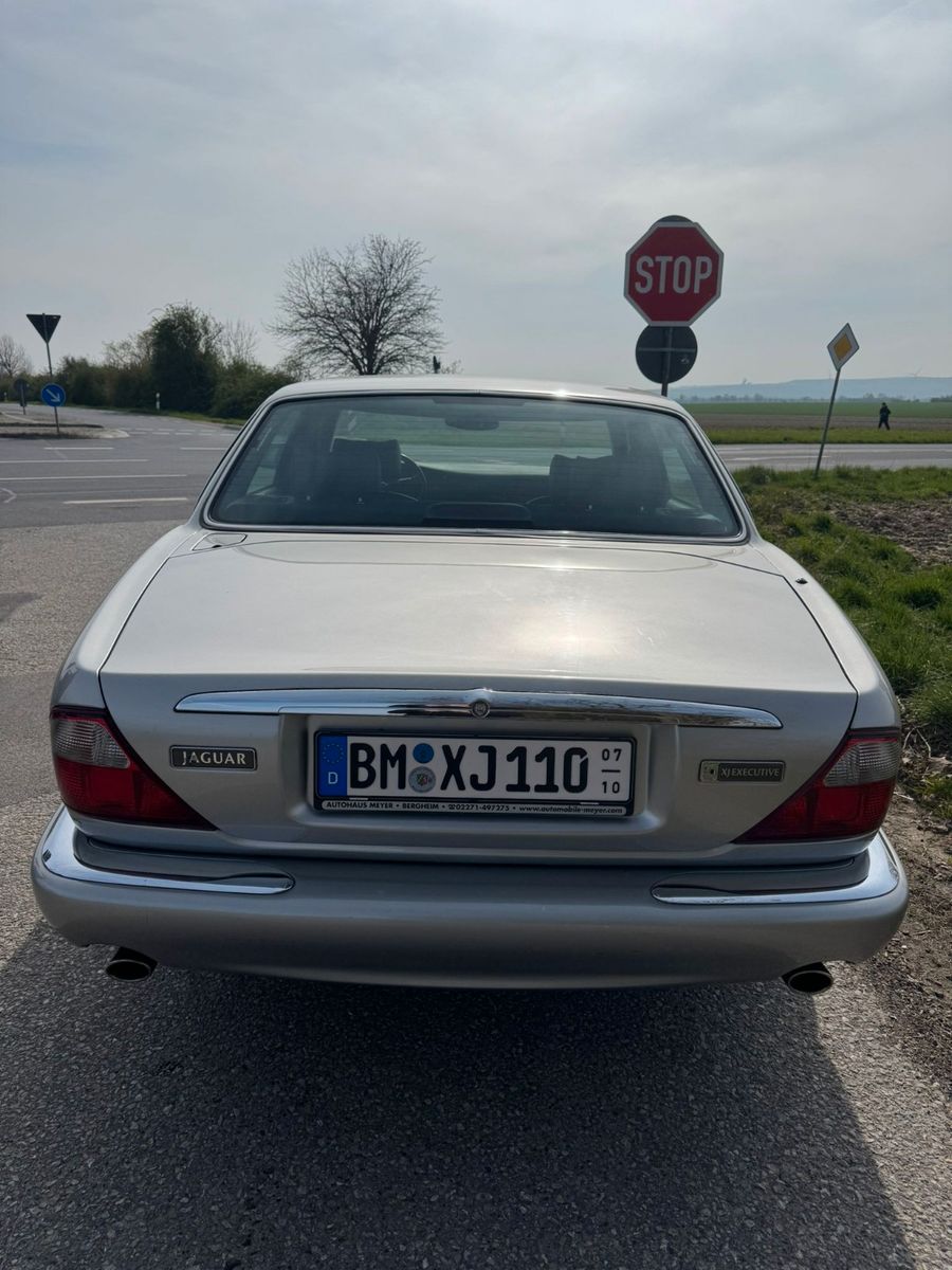 Fahrzeugabbildung Jaguar XJ8 3.2 Executive