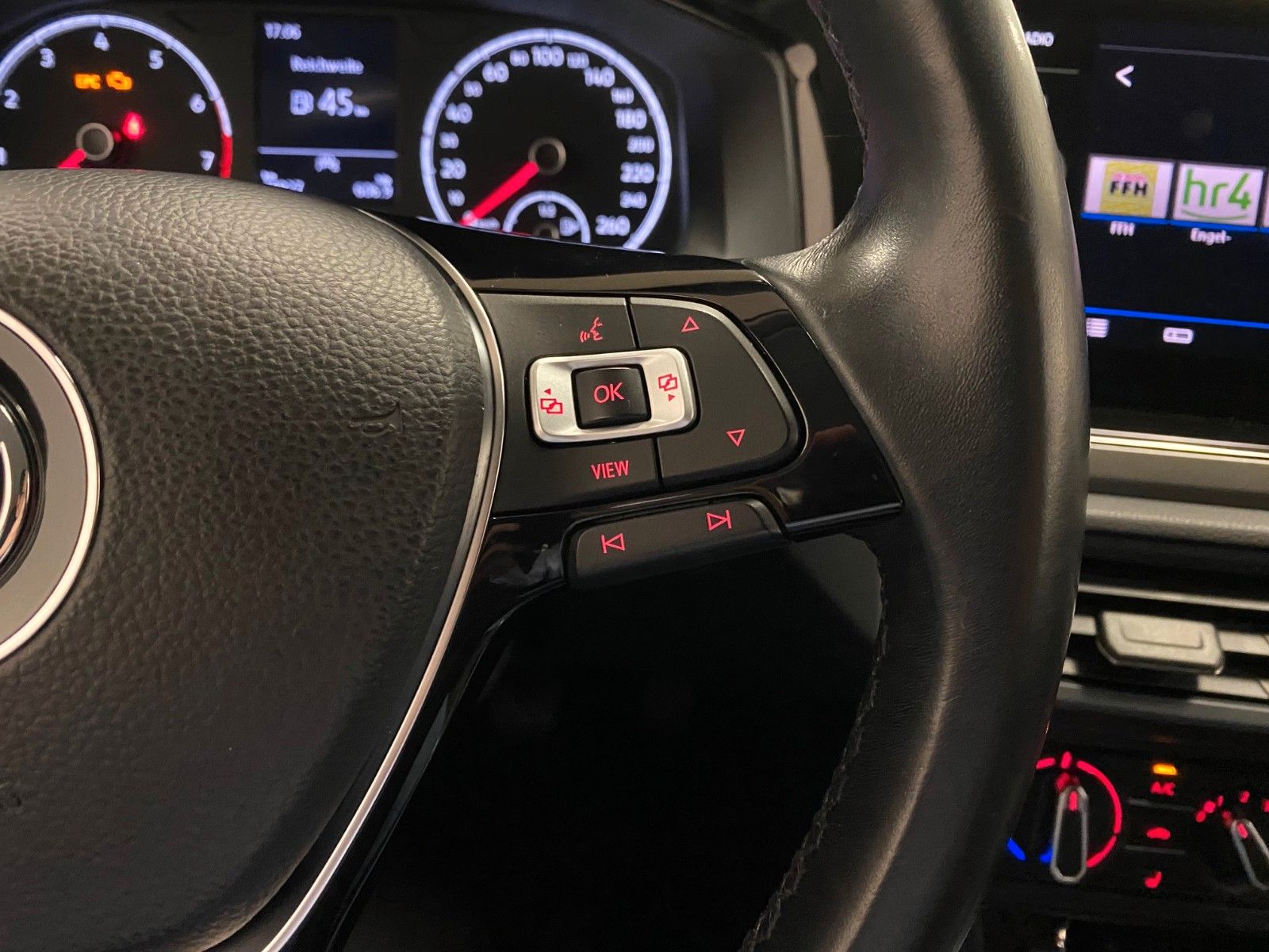 Fahrzeugabbildung Volkswagen Polo 1.0 TSI COMFORTLINE+GARANTIE 2025+CD RADIO+