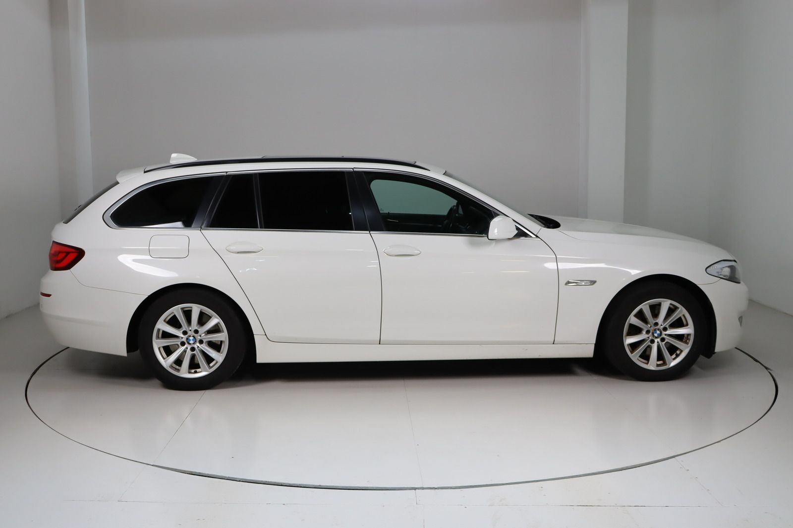 Fahrzeugabbildung BMW 530 d xDrive Touring Standhzg. * Panorama