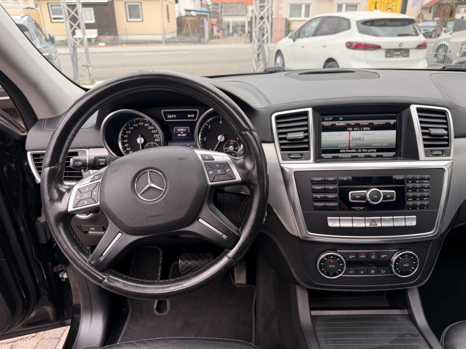 Mercedes-Benz ML 350 ML BlueTec 4Matic AMG*Pano.*AHK*