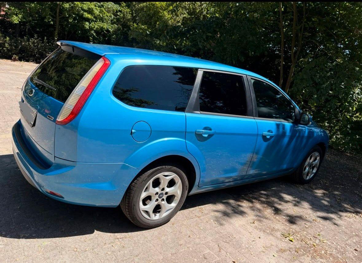 Ford Focus 2010 — rear view