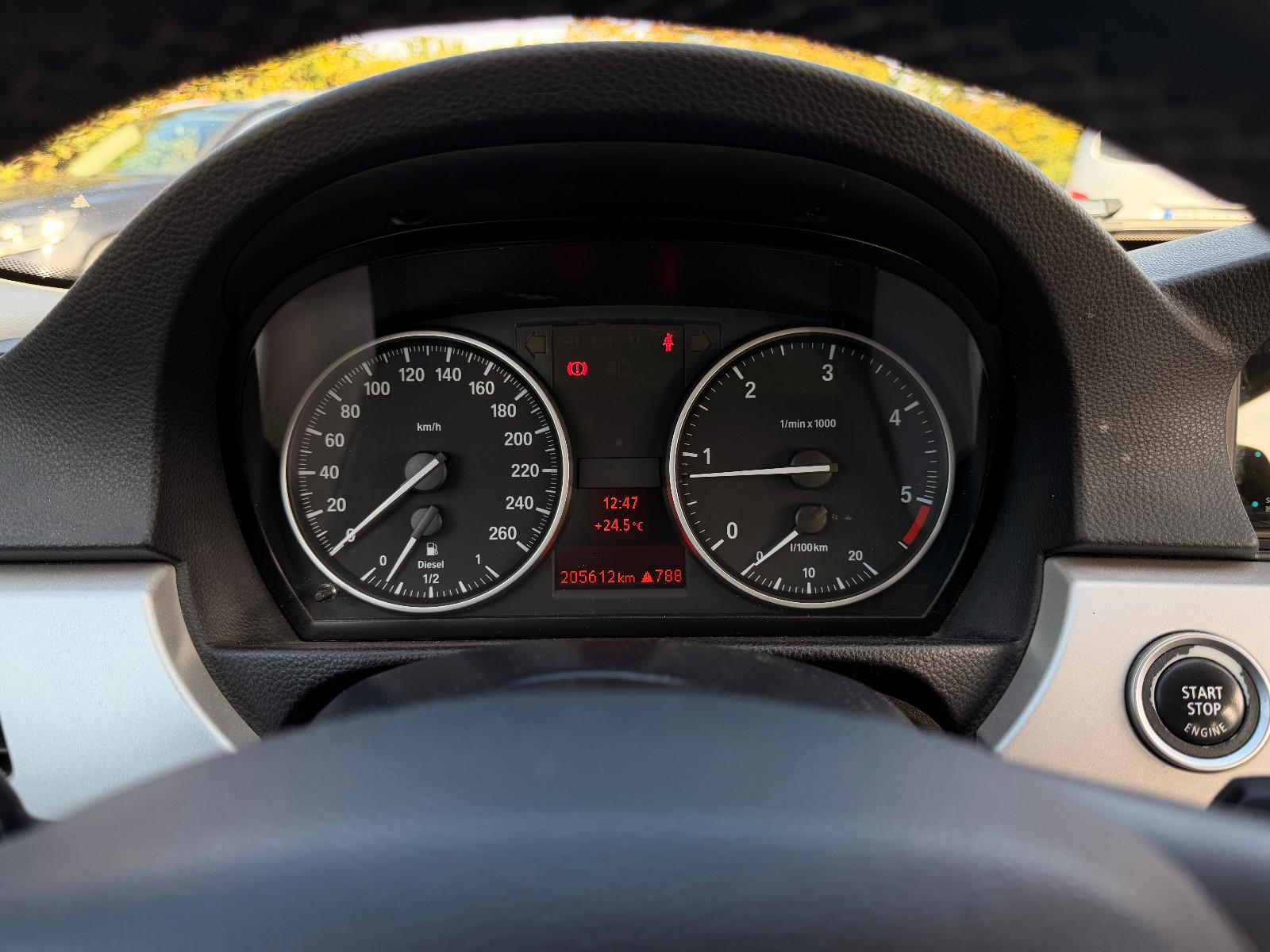 BMW 318 2011 — photo 20