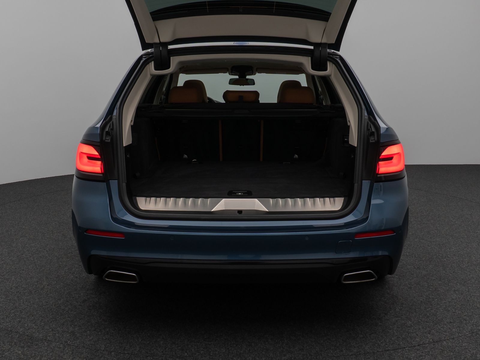 Fahrzeugabbildung BMW 530e Panorama Kamera HUD DAB HiFi Alarm Sport