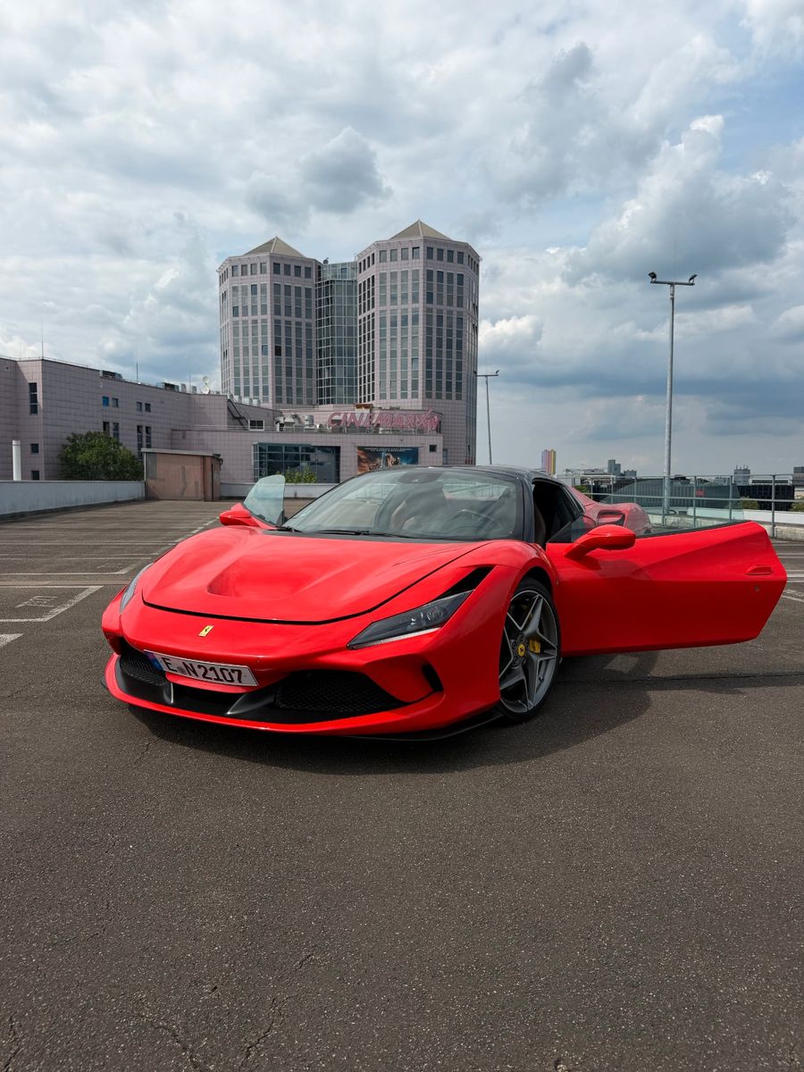 FERRARI F8