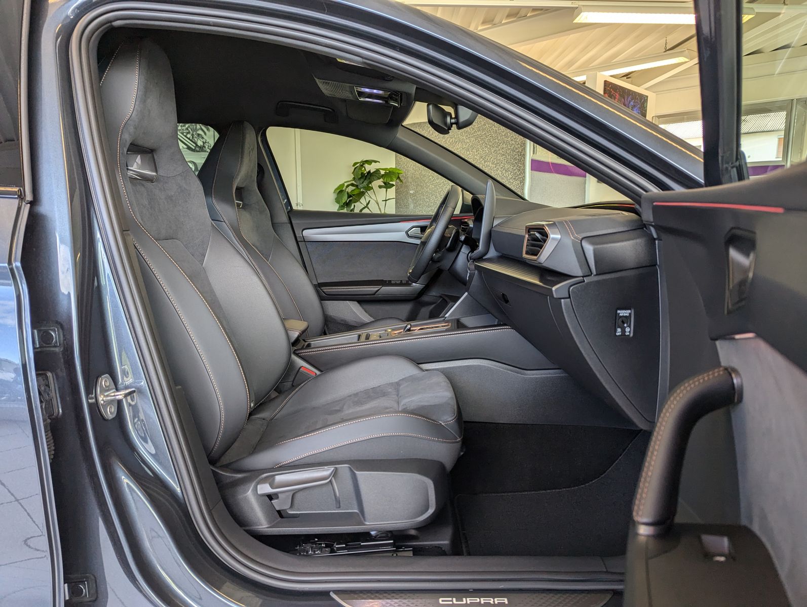 Иллюстрация автомобиля CUPRA Leon 1.5 eTSI DSG Dynamic-Edge-Assist-XL Memory