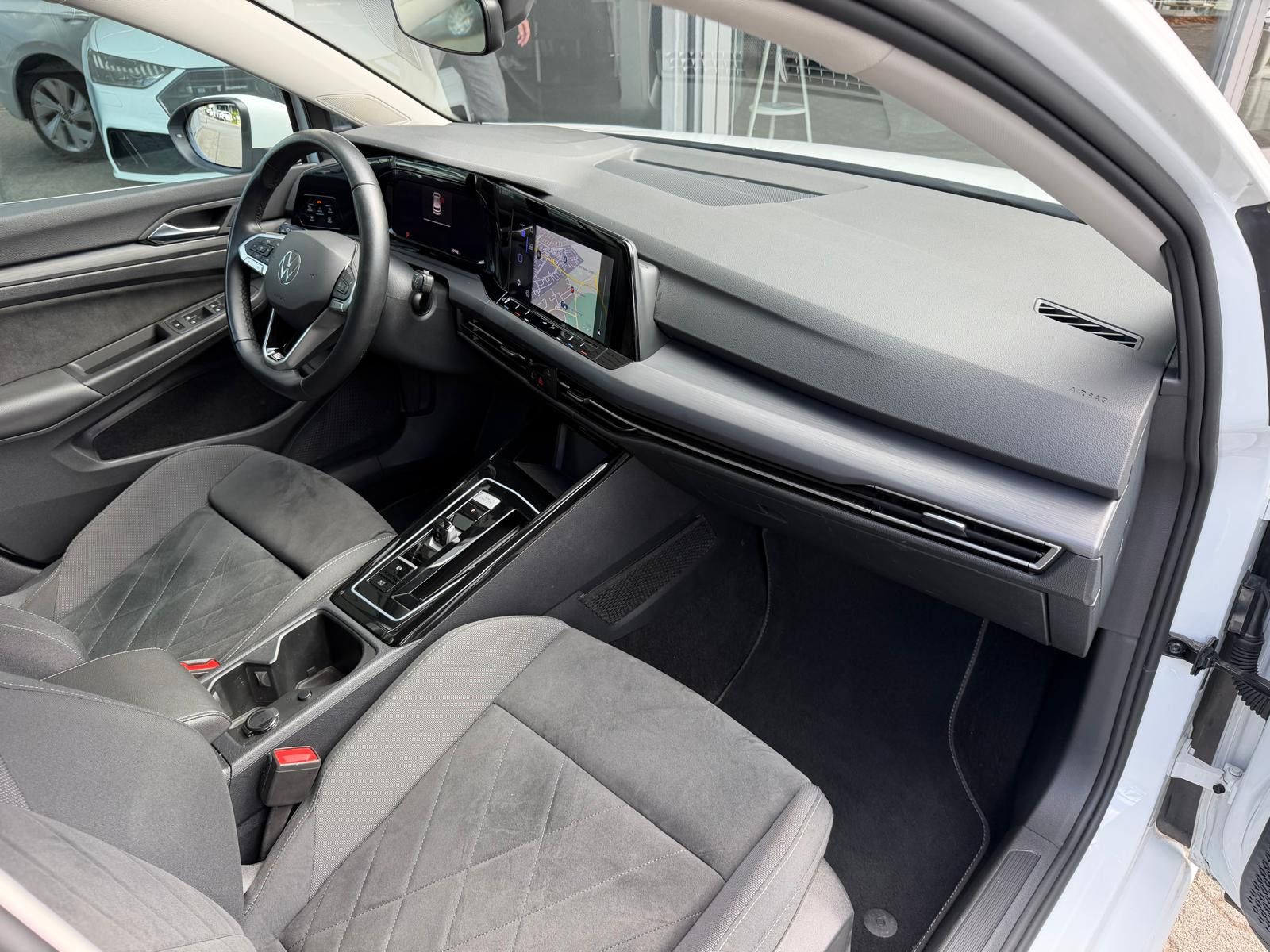 Fahrzeugabbildung Volkswagen Golf 1,5 eTSI Style >MEMO+LED+MASS+SHZ+PDC+ACC+
