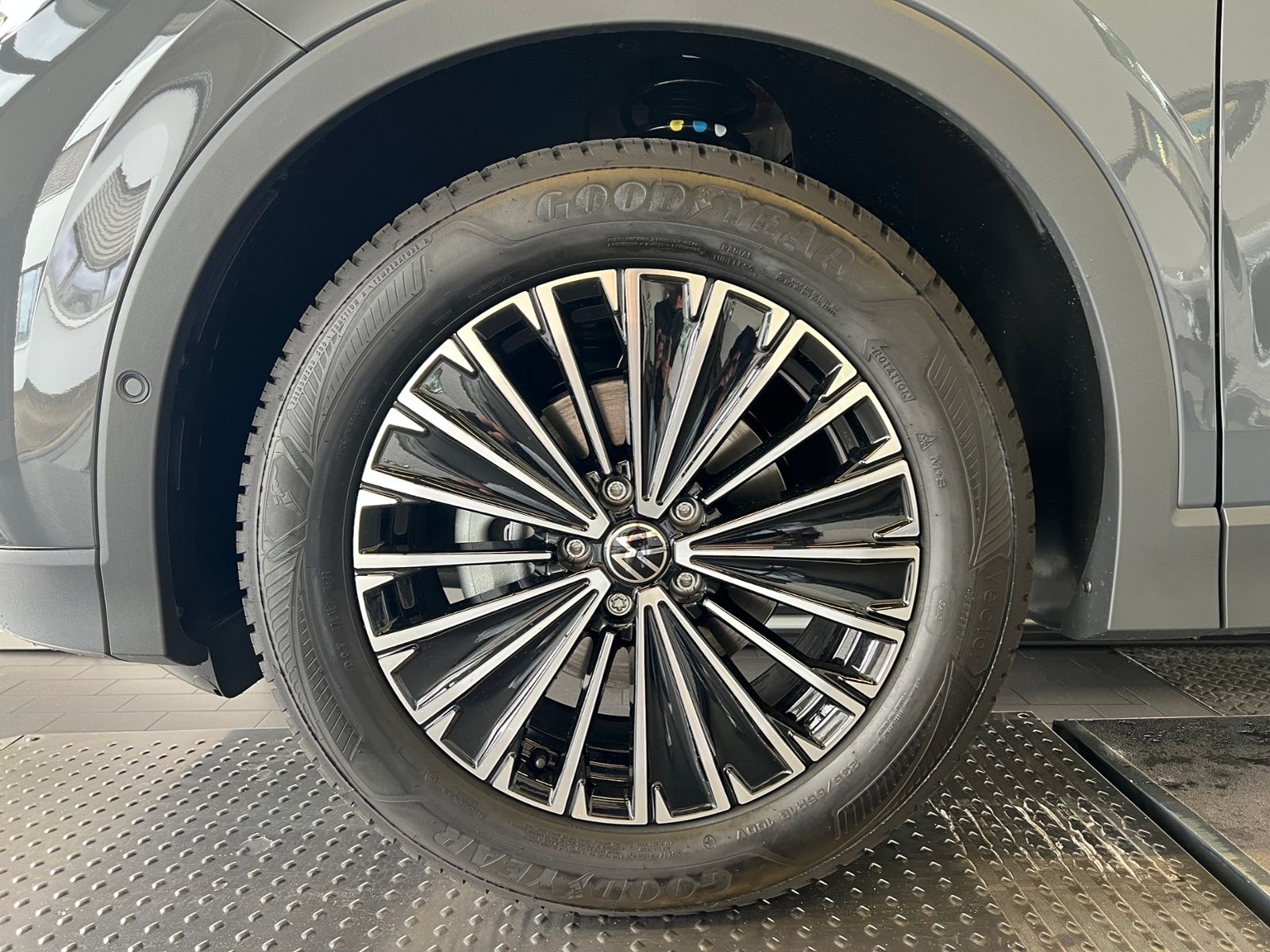 Fahrzeugabbildung Volkswagen Tiguan  ENERGY 1.5 eTSI DSG *AHK, AreaView, Navi