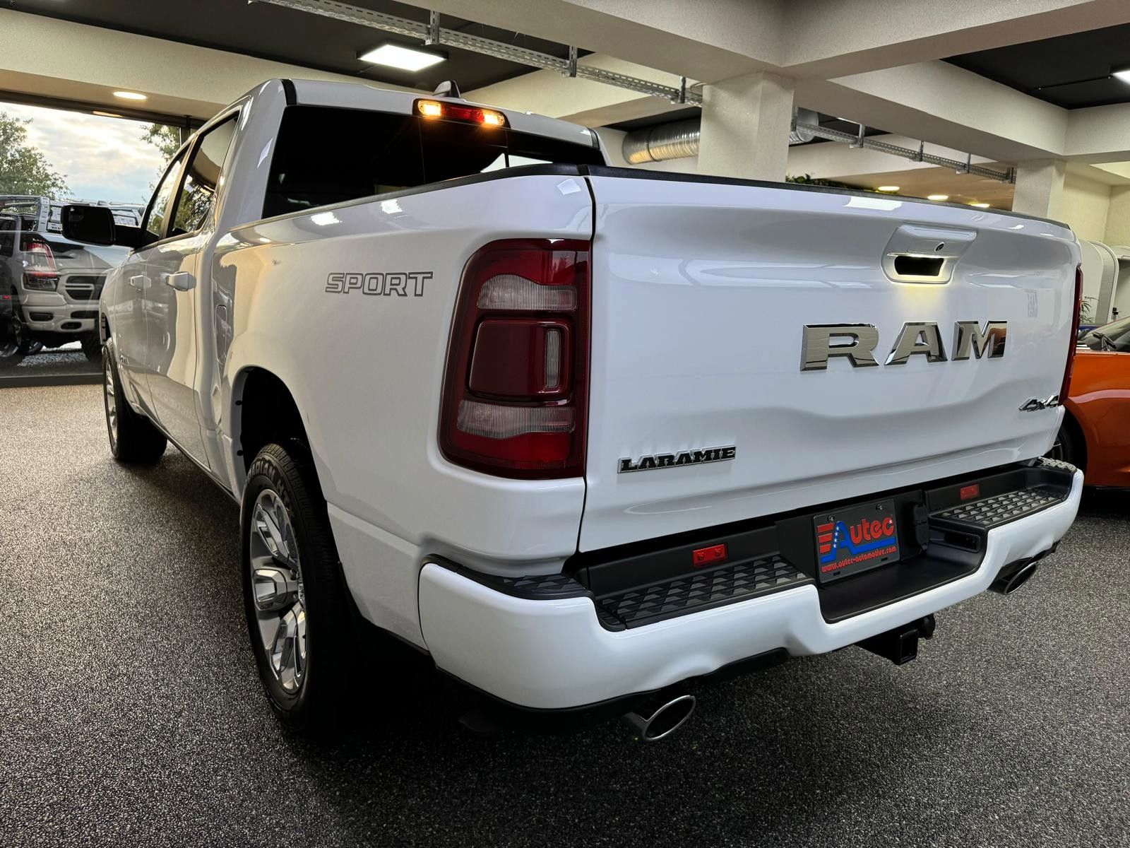 Fahrzeugabbildung Dodge LARAMIE CREW CAB SPORT  12" LUFTFEDER  HEMI 4x4