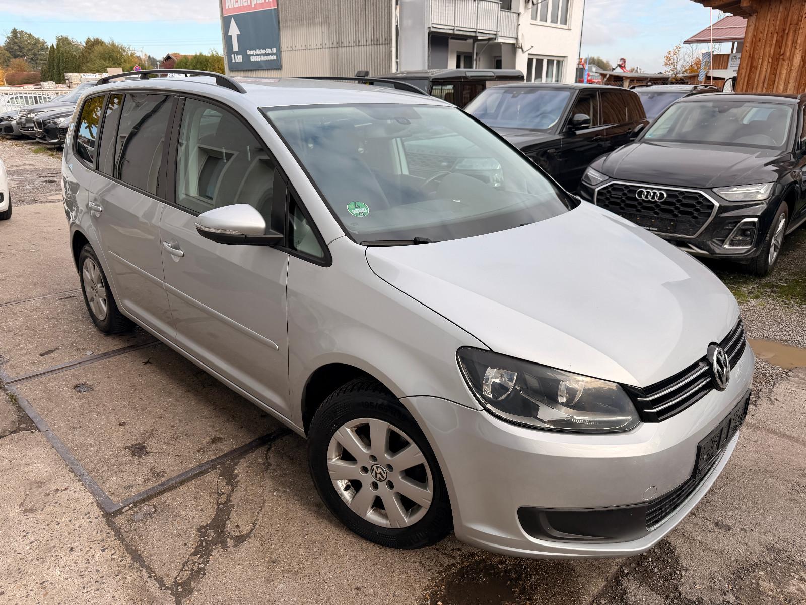 Volkswagen Touran 2011 — вигляд ззаду