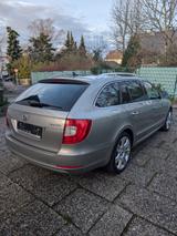 Skoda Superb Combi DSG Elegance / Xenon / Pano - gebrauchte Skoda Superb aus dem Jahr 2012