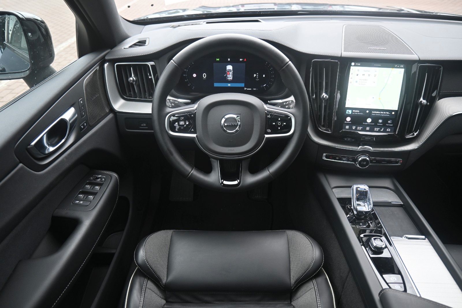 Fahrzeugabbildung Volvo XC60 B5 AWD Ultra Dark*PANO*LUFT*360°*ACC*AHK