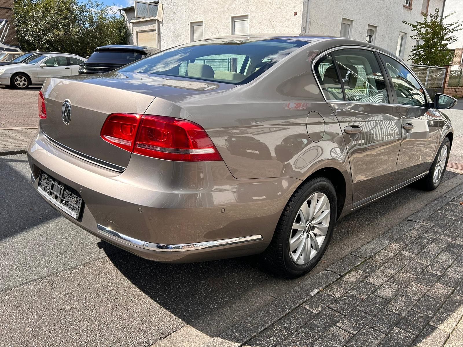 Fahrzeugabbildung Volkswagen Passat Lim. Comfortline BlueMotion DSG 1Hand PDC