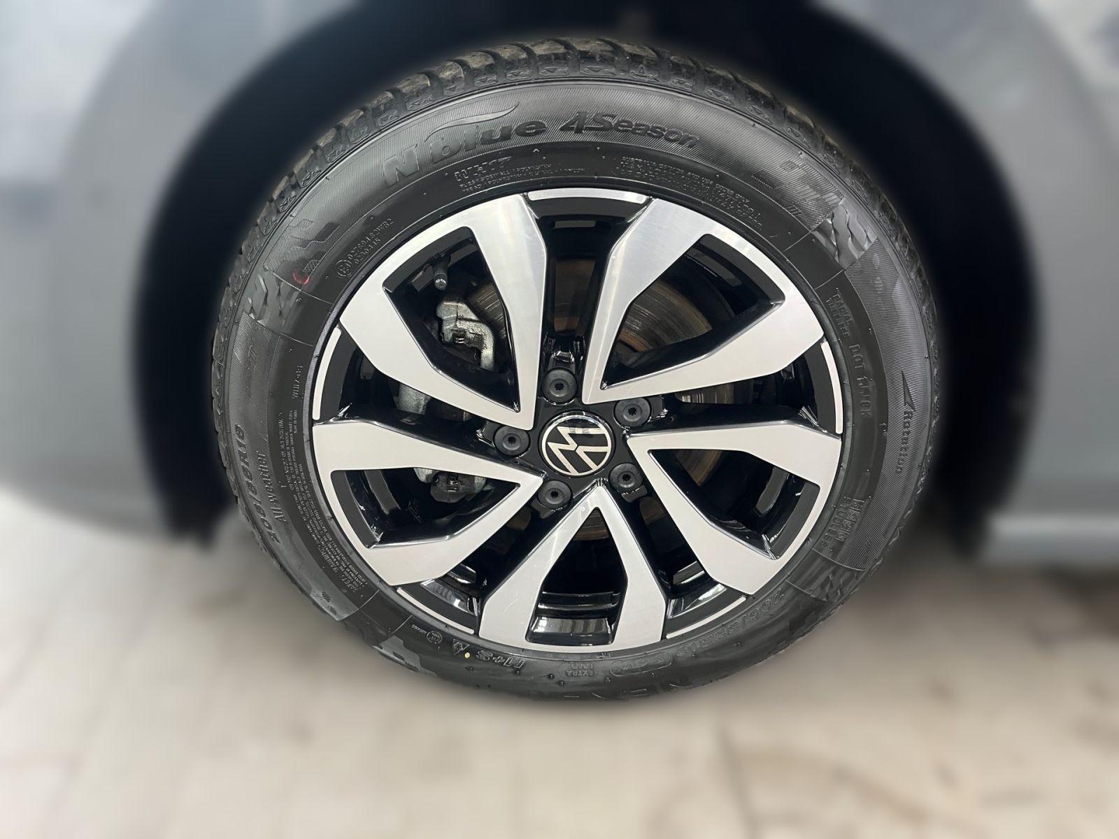 Volkswagen Golf VIII 2.0 TDI DSG Active AHK PANO HuD KAMERA