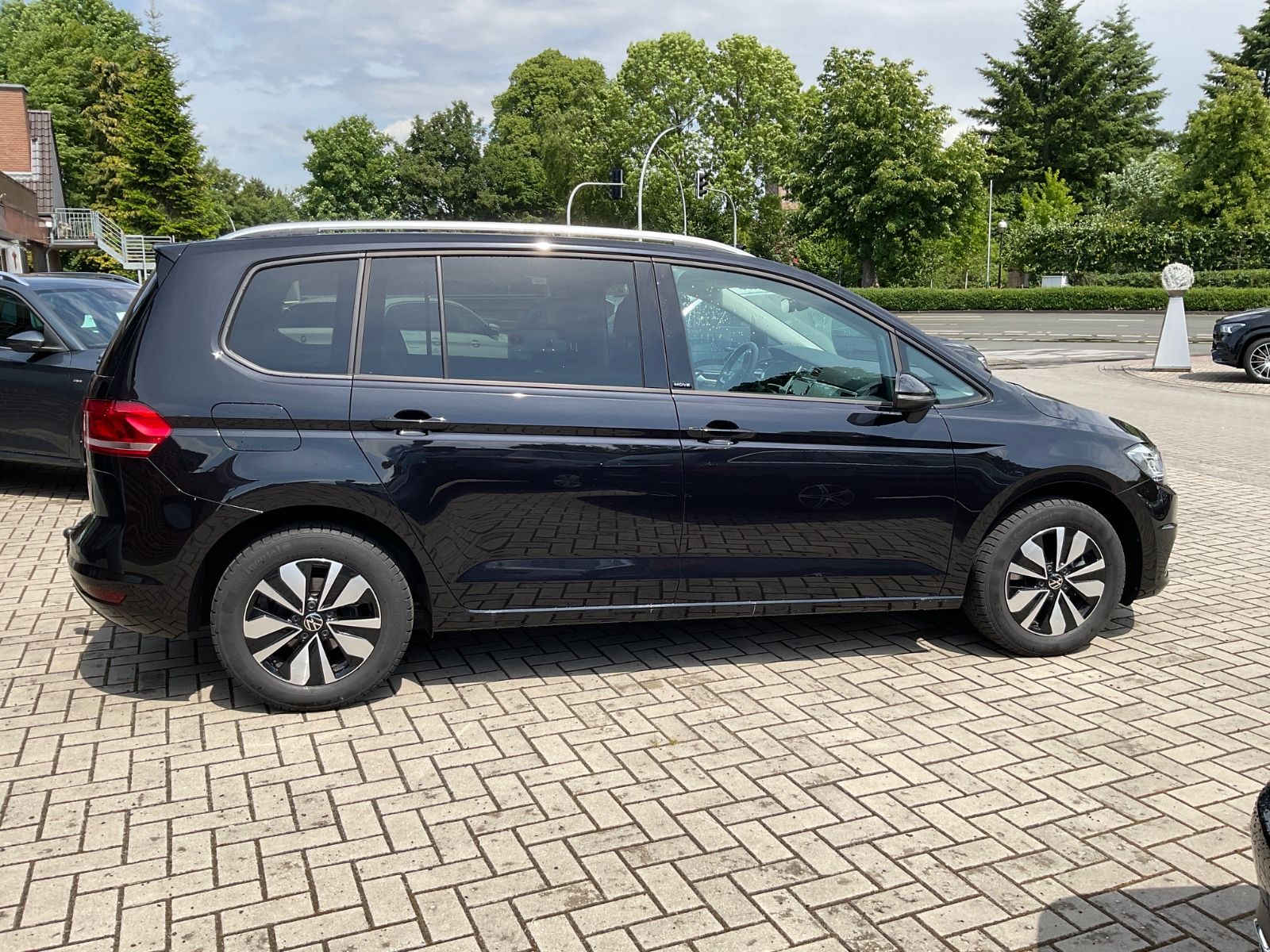 Fahrzeugabbildung Volkswagen Touran 2.0 TDI DSG MOVE,7 Sitze,LED,Kamera,AHK