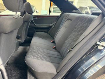 Mercedes E 280 - 11