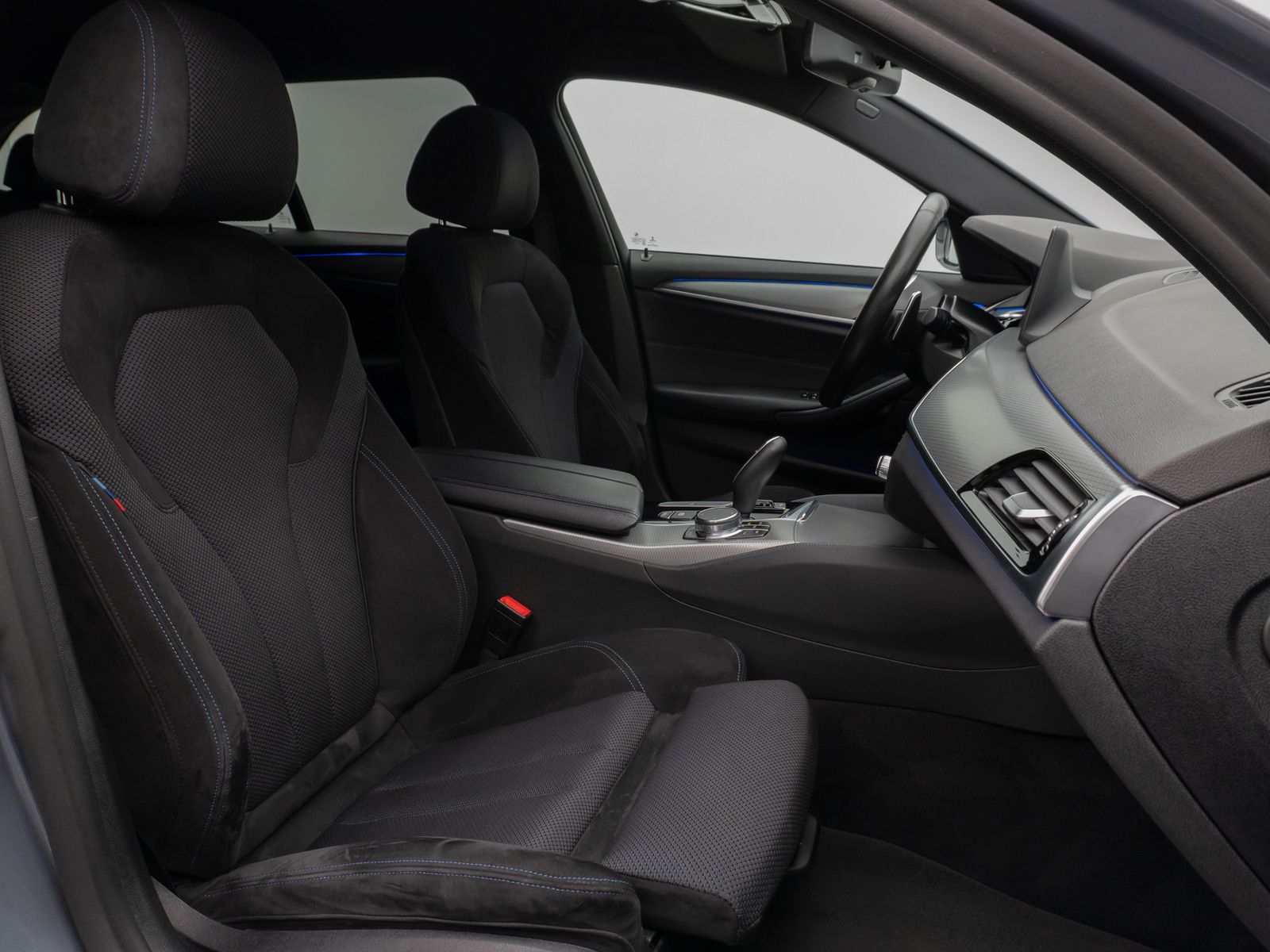 Fahrzeugabbildung BMW 530d xD M Sport Kamera HUD HiFi SoftCl Komfort