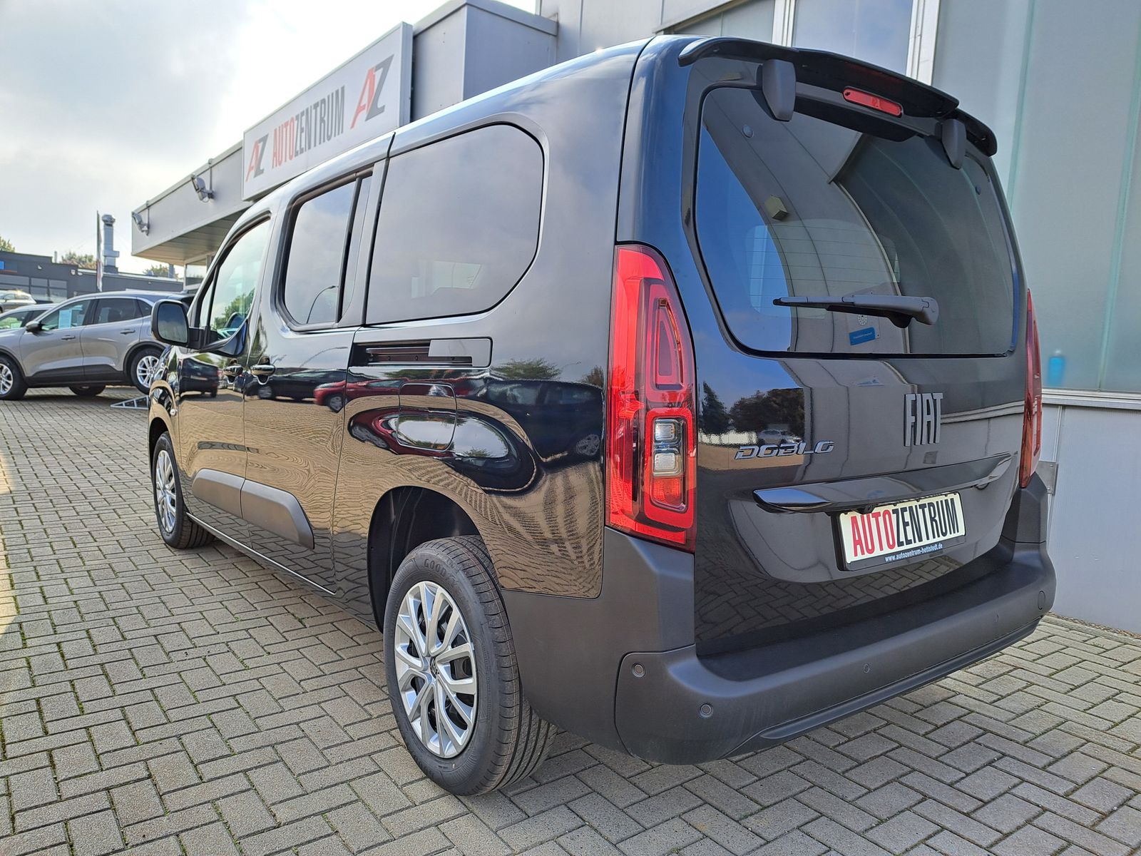 Fahrzeugabbildung Fiat Doblo Kombi L2 1.5 HDi 130PS 7-SITZE AUTOMATIK