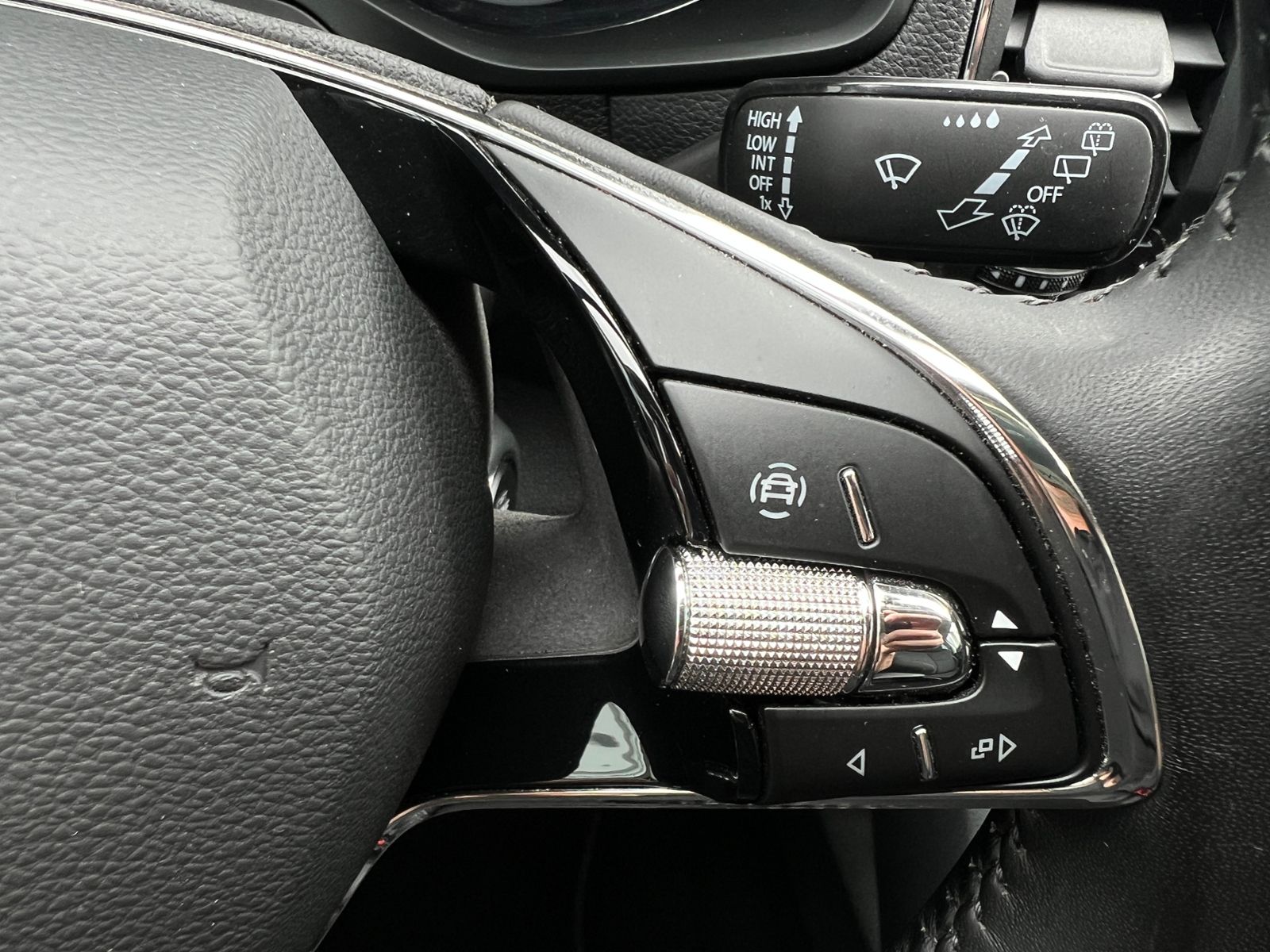 Fahrzeugabbildung SKODA Karoq Ambition 1.5 TSI *AHK, SmartLink, Kamera,
