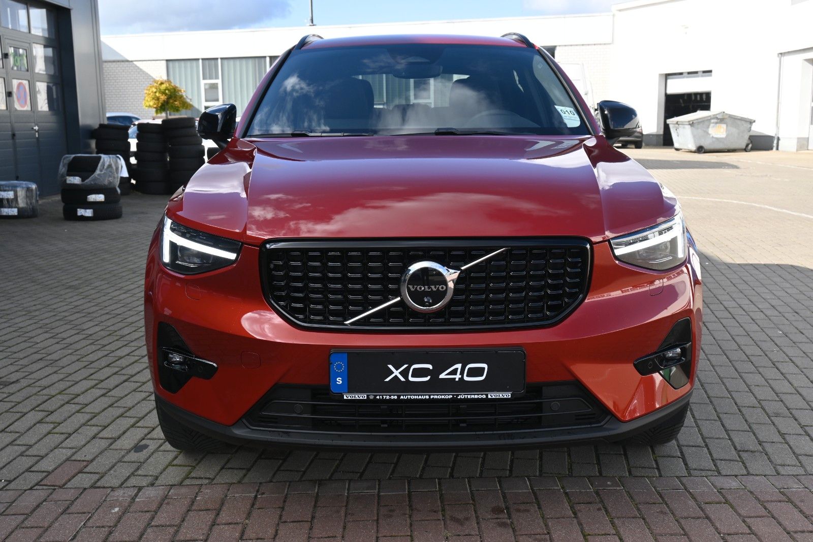 Fahrzeugabbildung Volvo XC40 B3 DKG Plus Dark*Pixel*FSHZG*360°*ACC*AHK