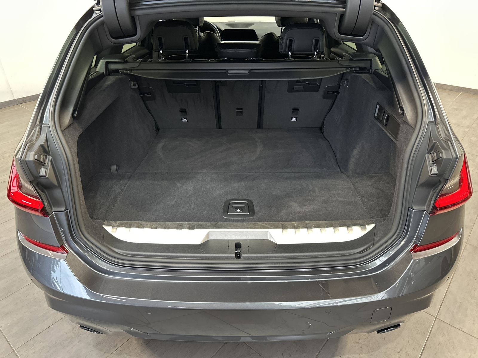 Fahrzeugabbildung BMW 320e Touring M-Sport NAV+LASER+HEAD-UP+KAMERA+VC