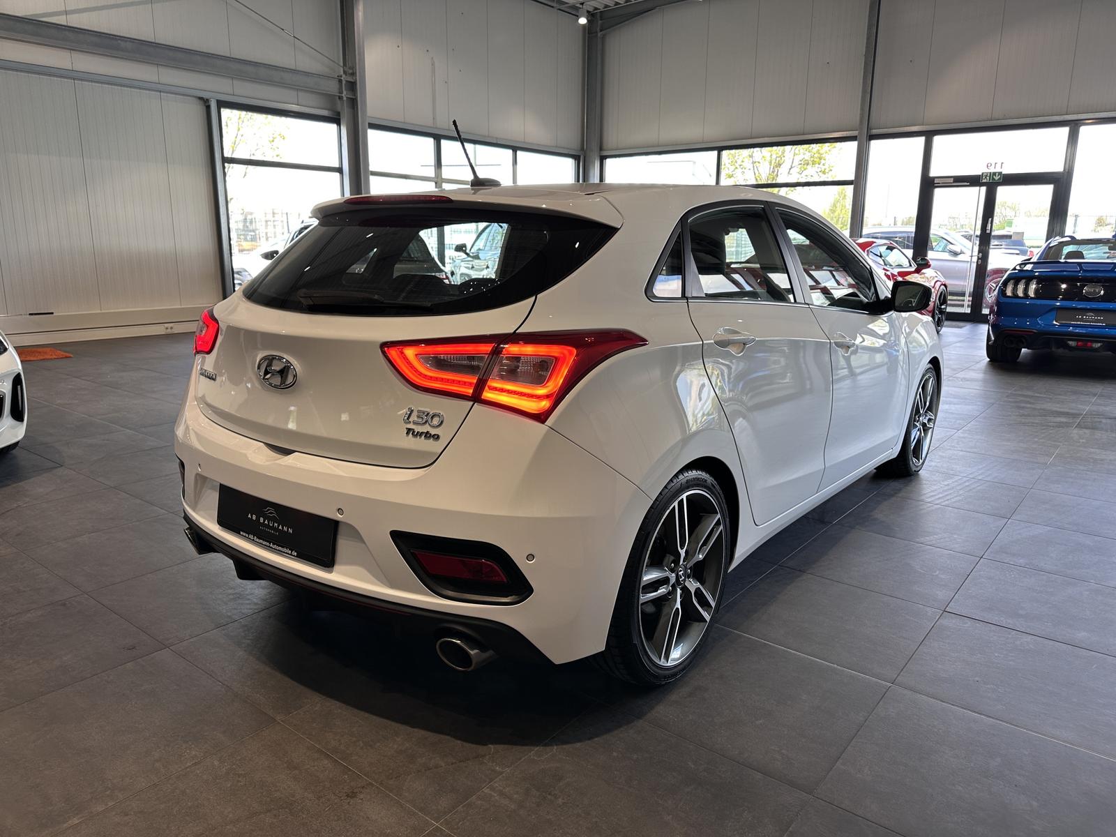 Hyundai i30 Turbo *1. HAND, NAVI, RFK, SCHECKHEFT*