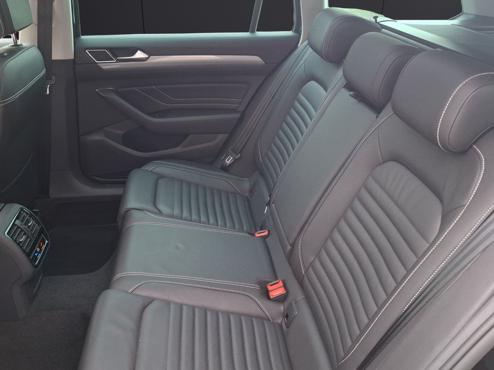 Fahrzeugabbildung Volkswagen Passat Variant TDI Business DSG Standhzg. Matrix